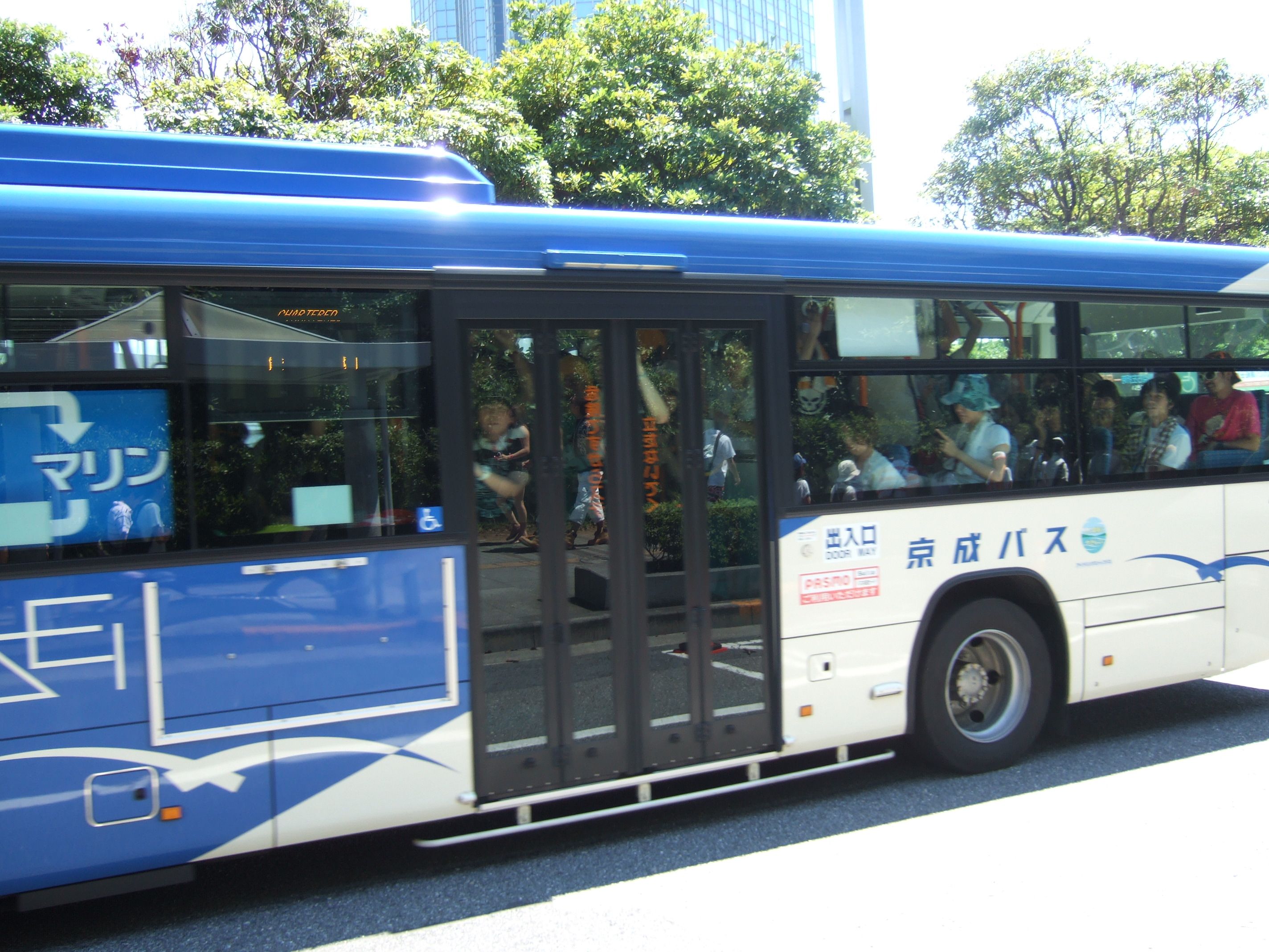 路線バスを流用しているようですが、かなり大型のバスです。