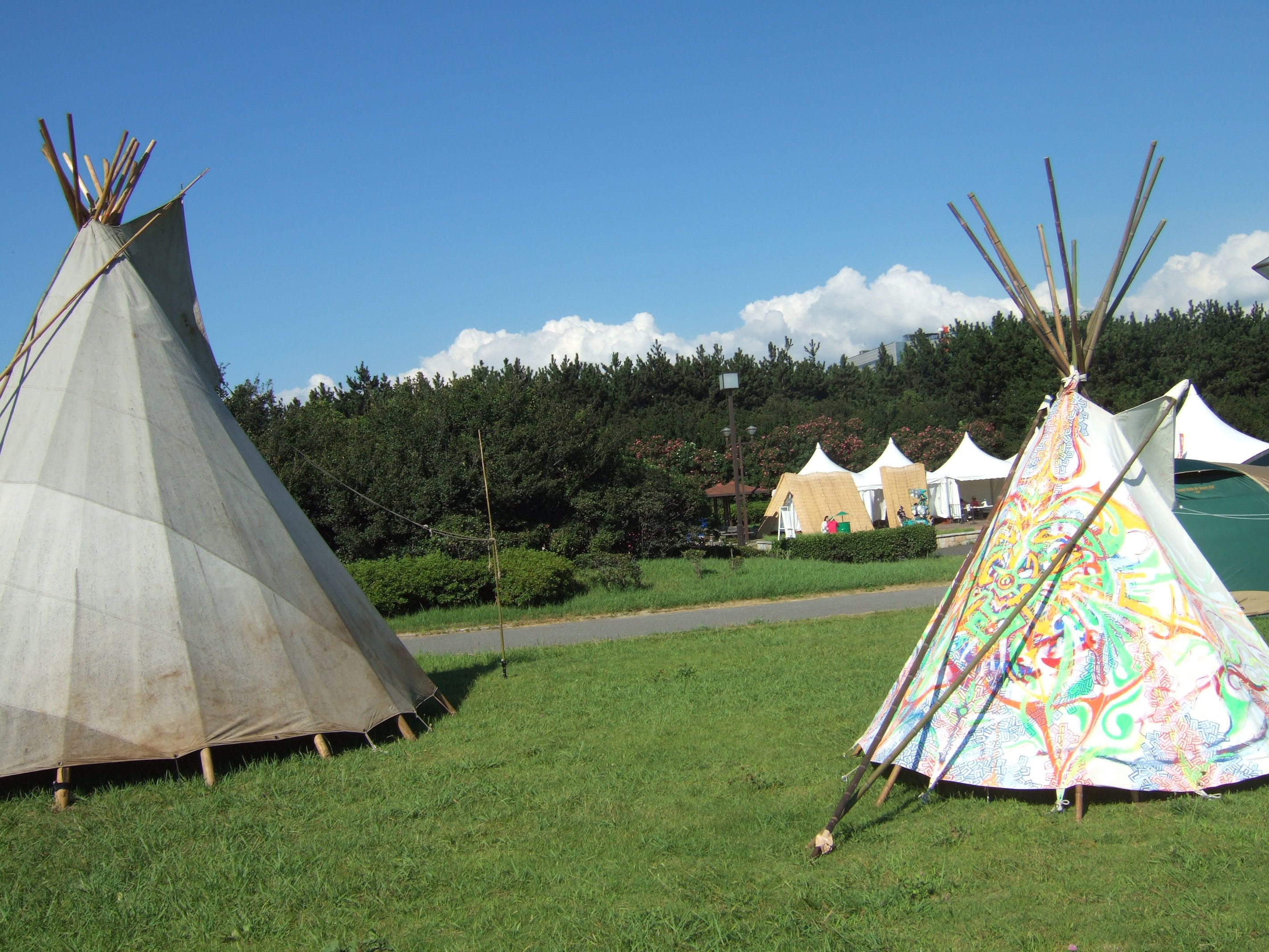 テントサイトのアート志向テント。