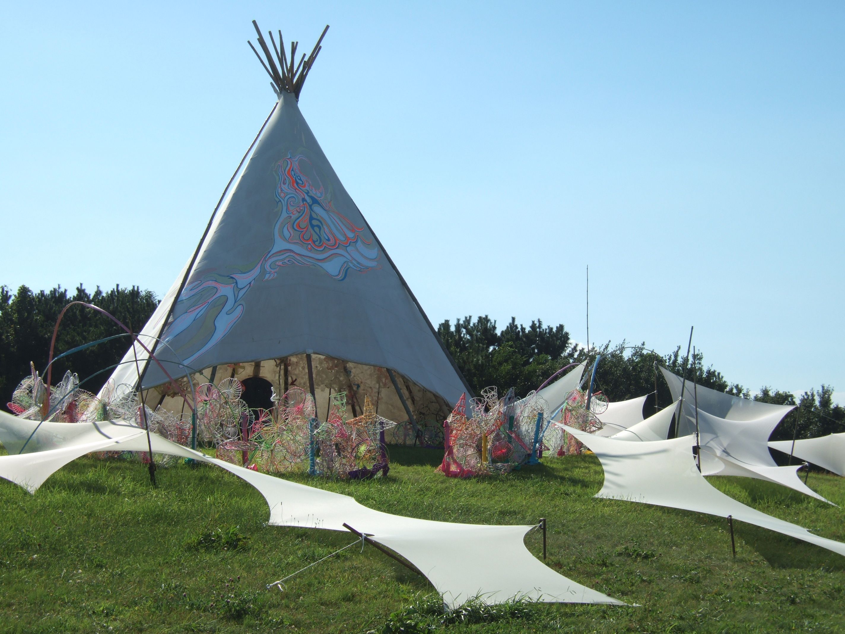 盛り土がやや高いところにあるテント。