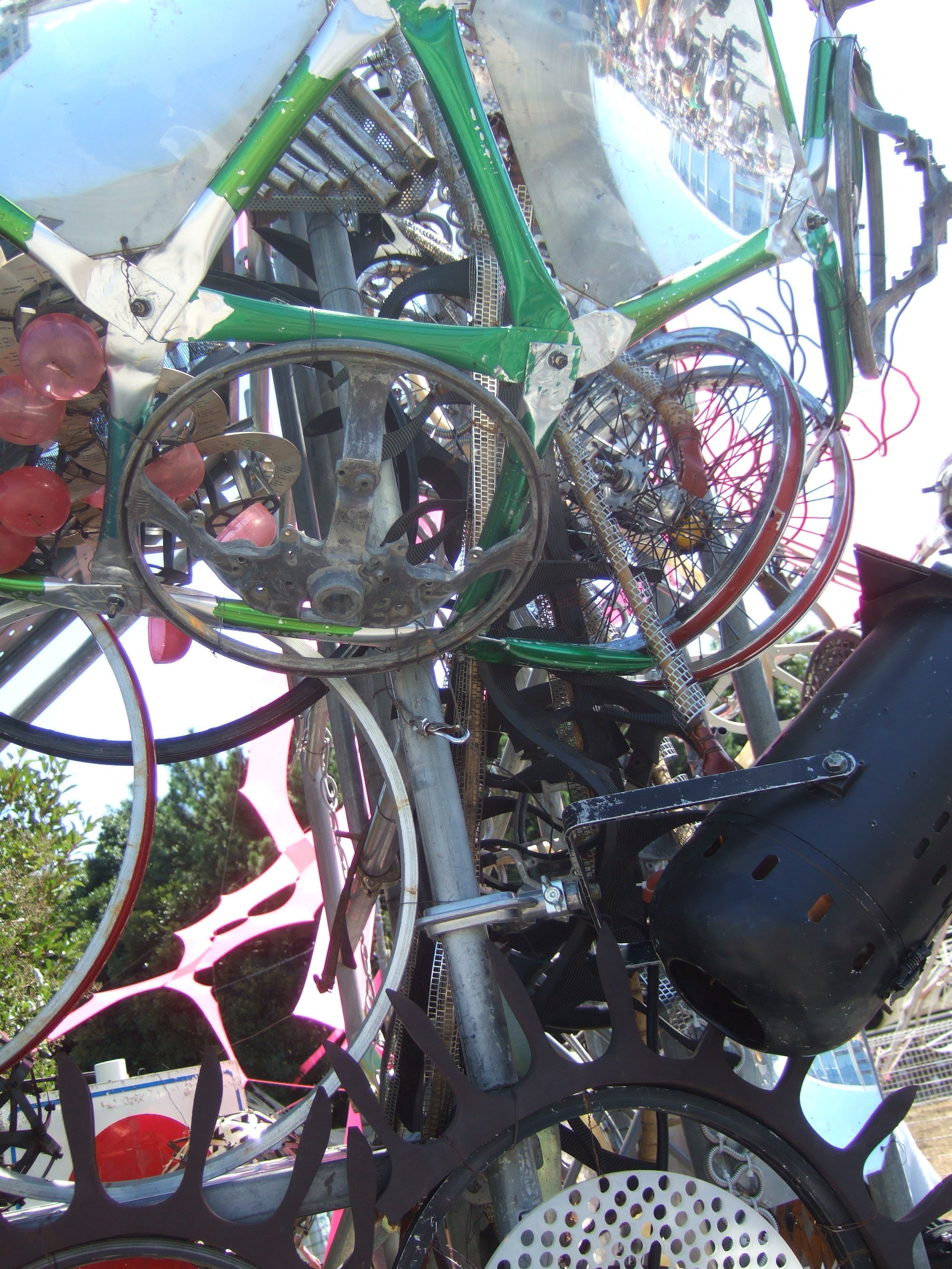 素材は金属製廃材が多い。