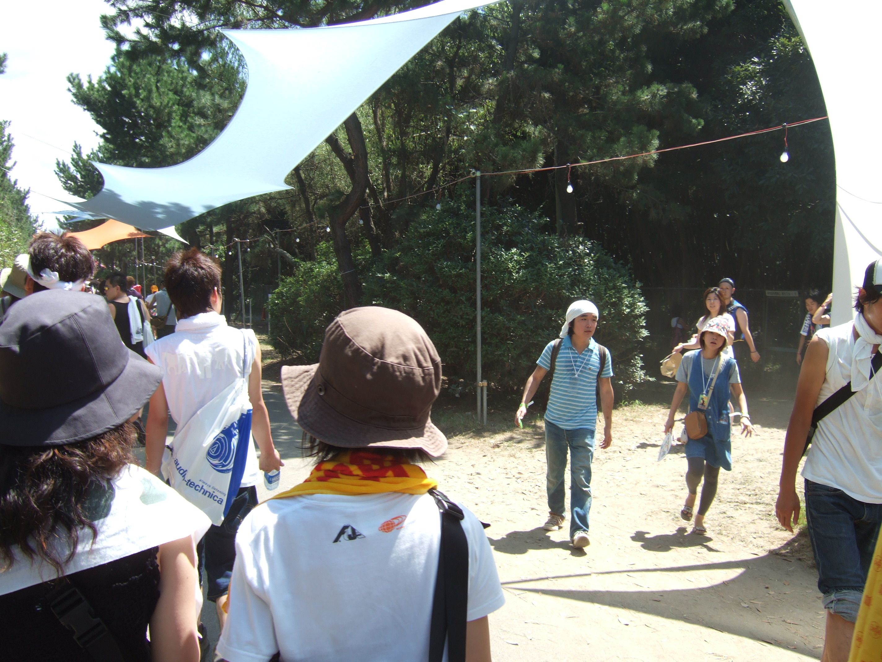 右はビーチステージから戻ってくる人たち。