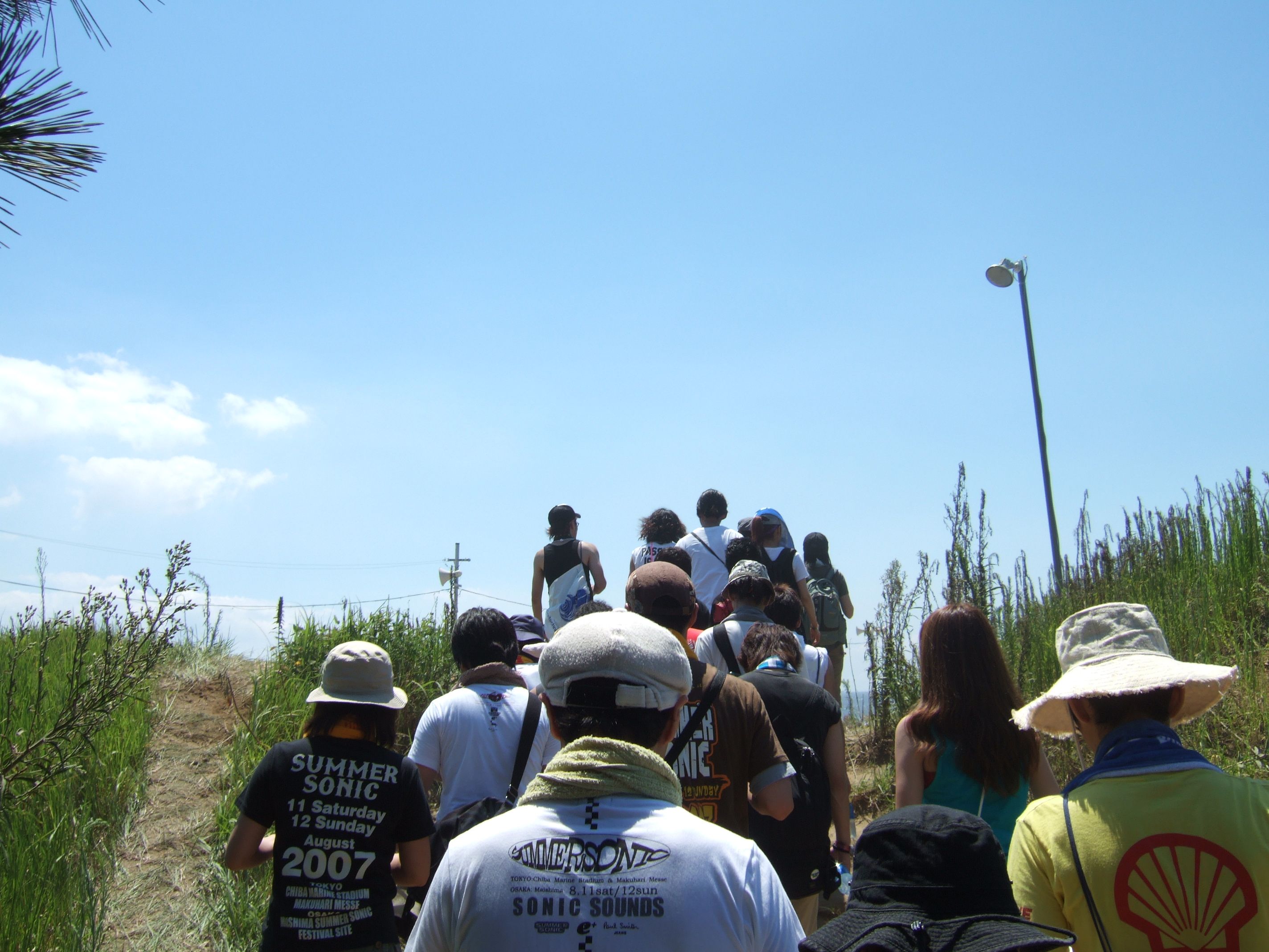 抜けると盛り土を上がります。