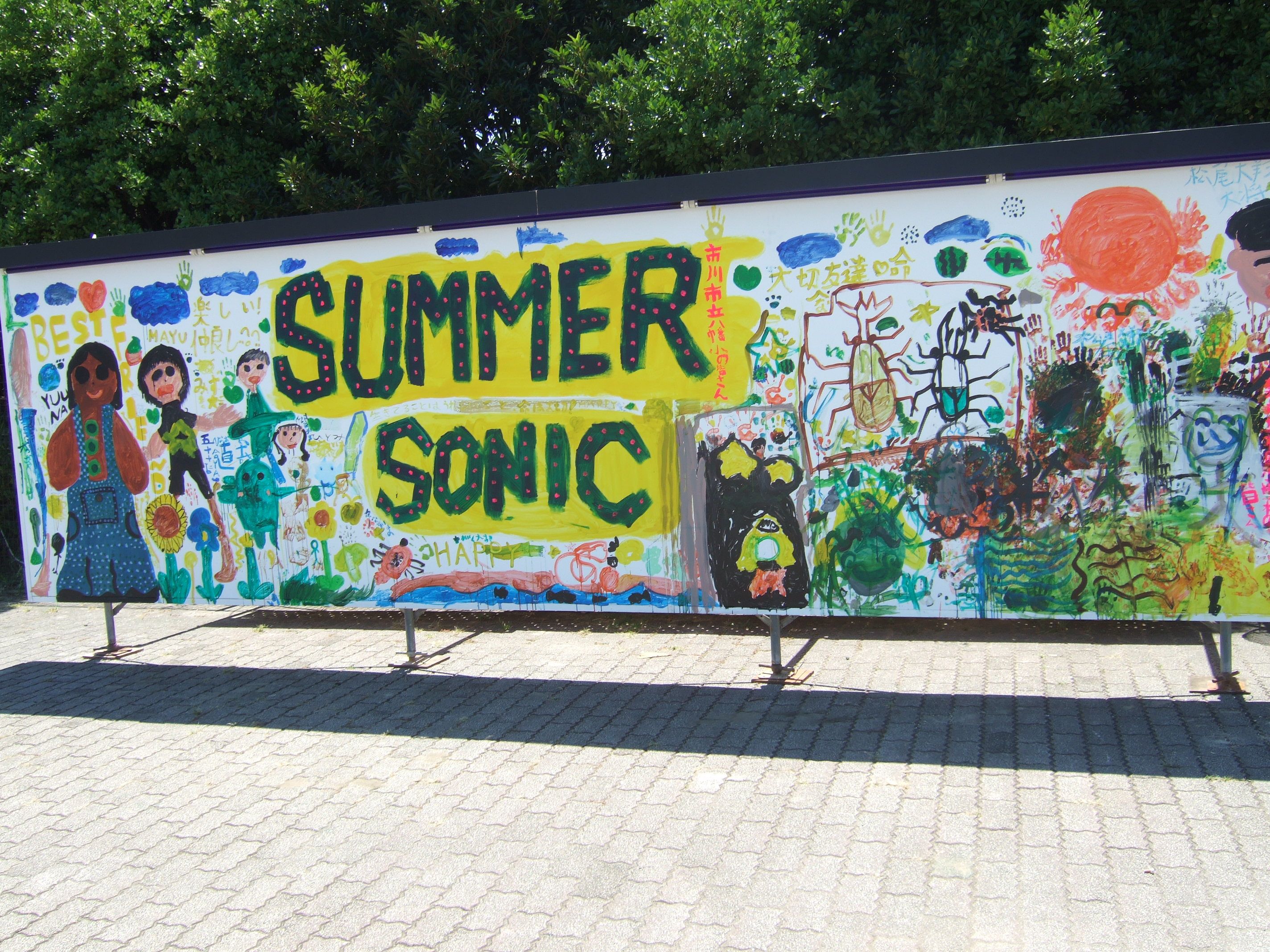マリンステージから幕張メッセへ向かう途中にある絵。