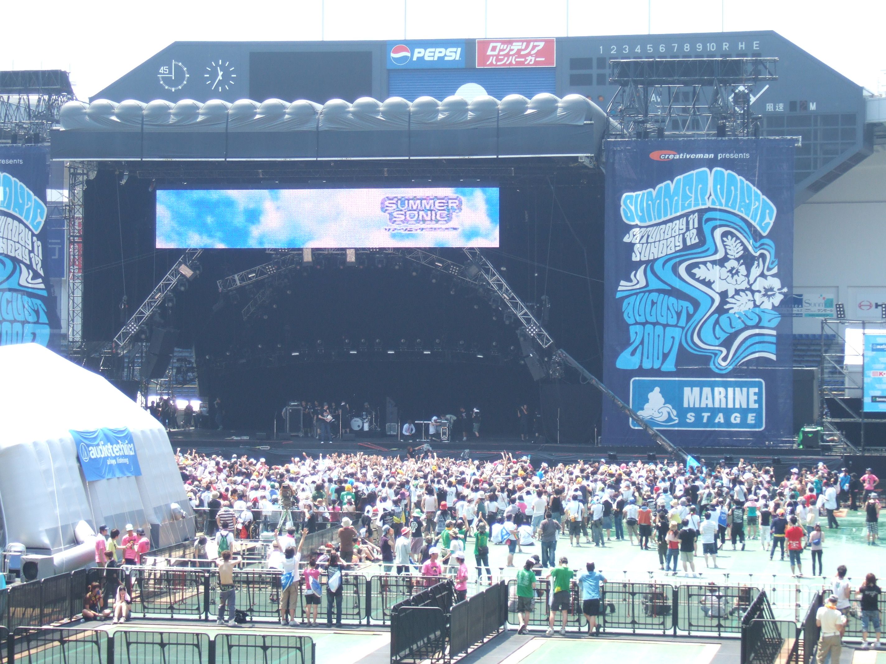 観客席でステージが真ん中に見える位置から見たところ。