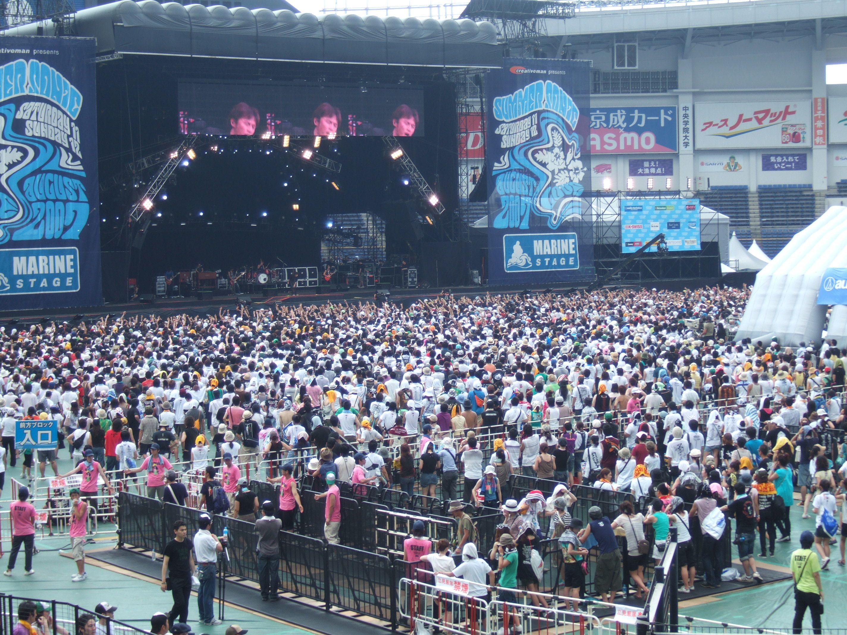 マリン・ステージ。前方が埋まっている状態。