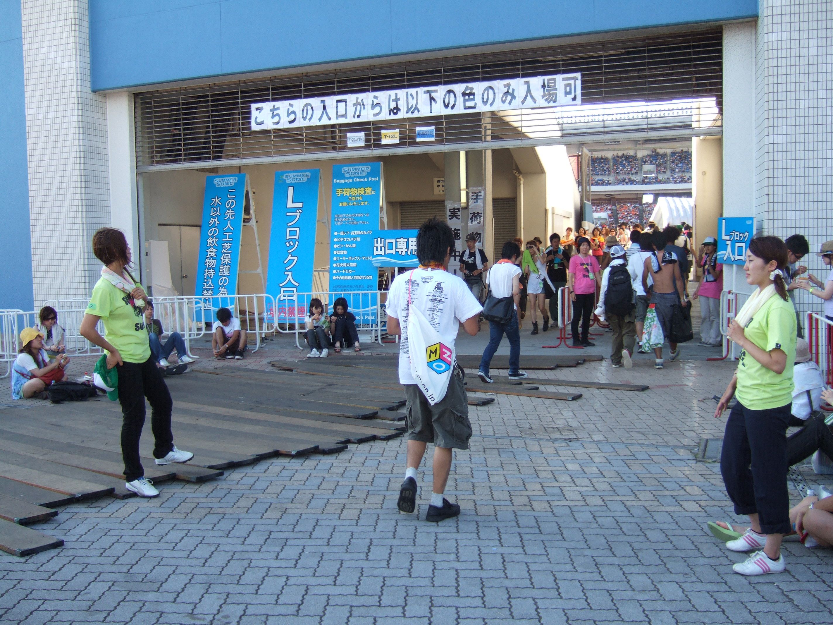 リストバンドの色によって入場する場所が違います。