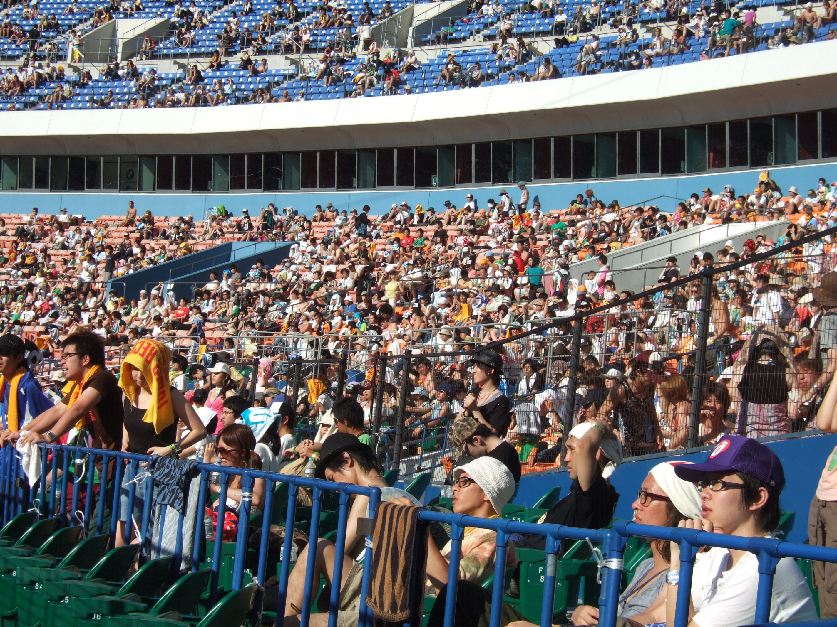 グラウンドからの観客席光景。