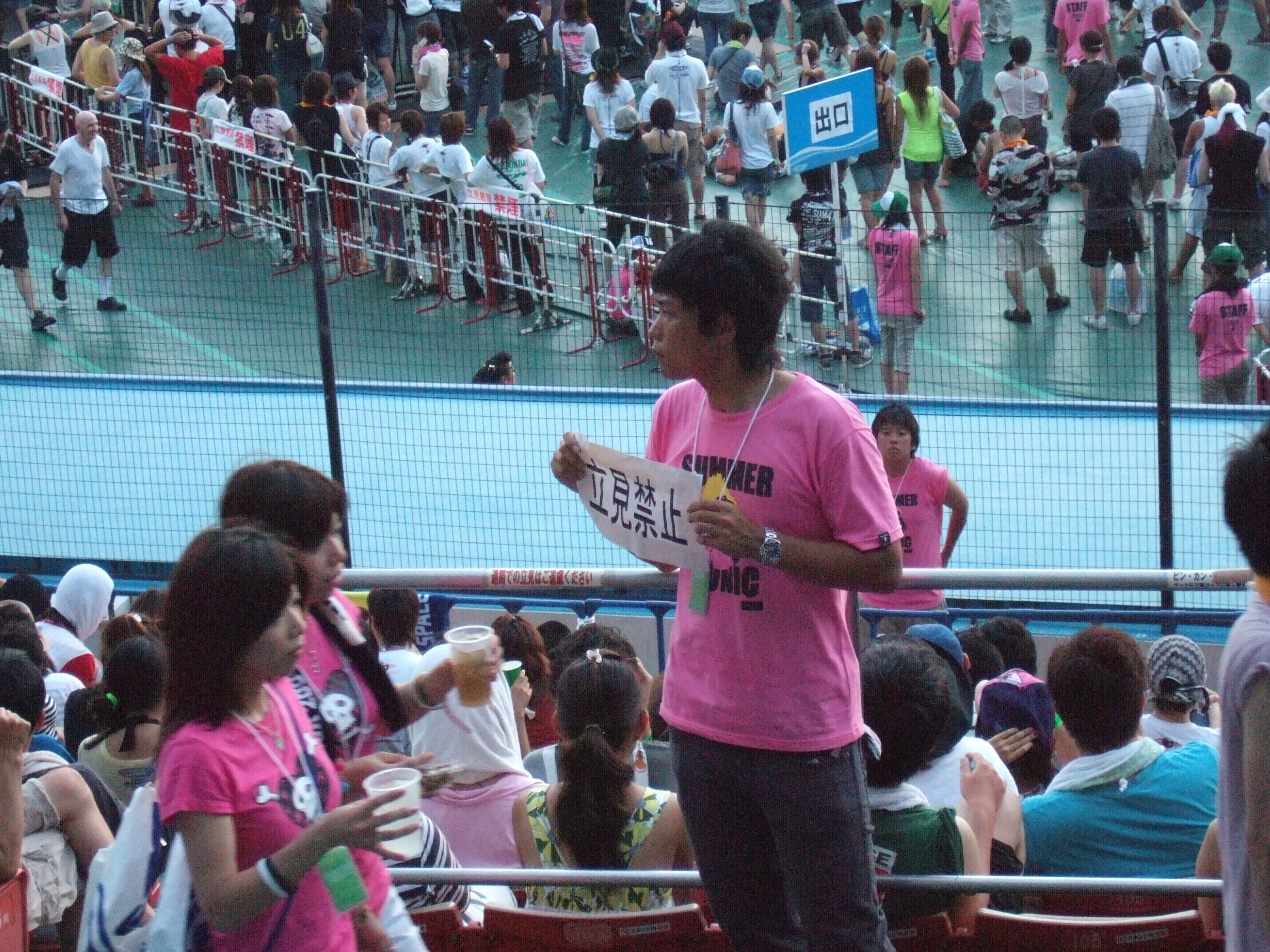 通路での立ち見は禁止。