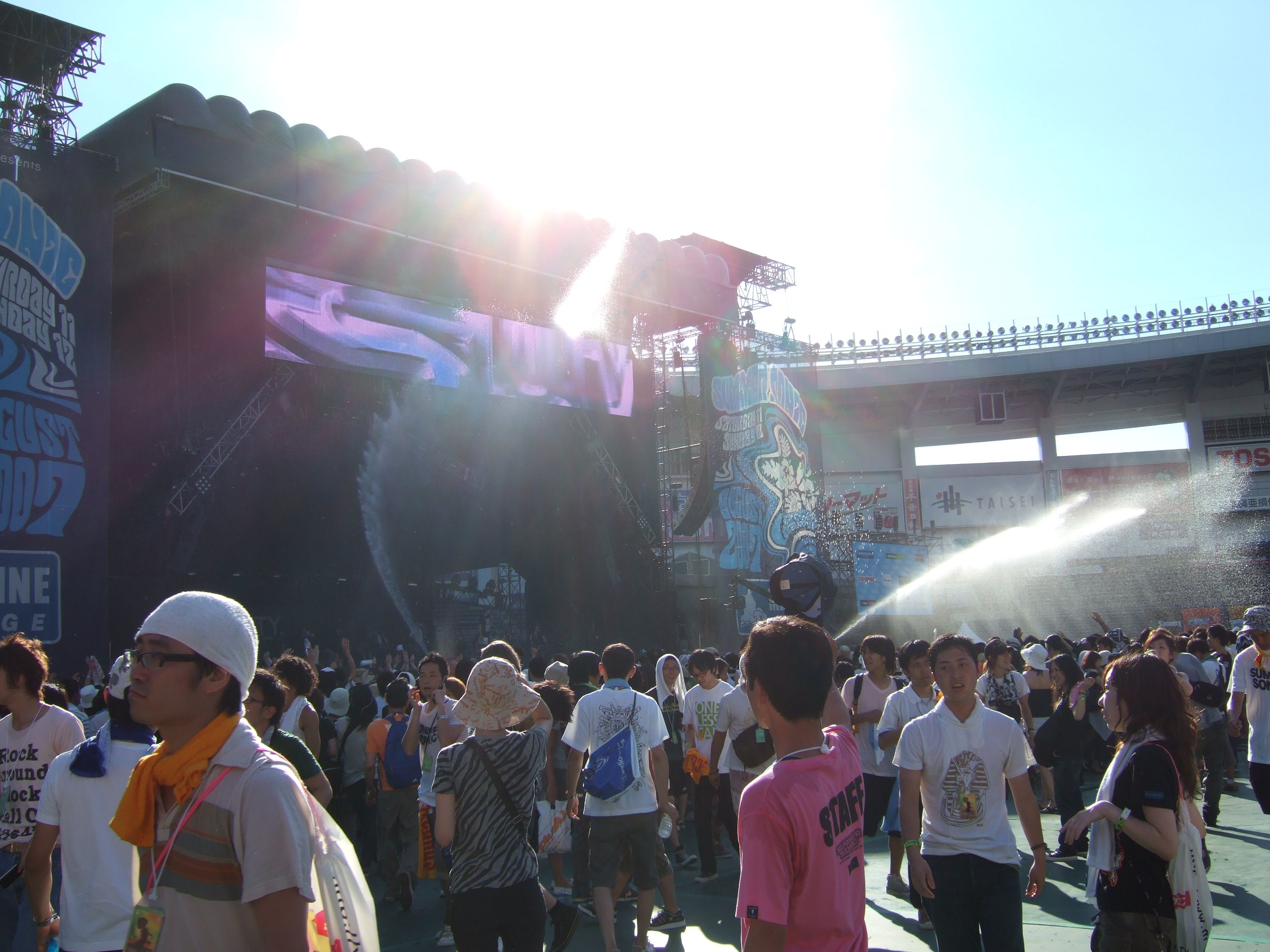 見えにくいが2か所から水をまいています。 