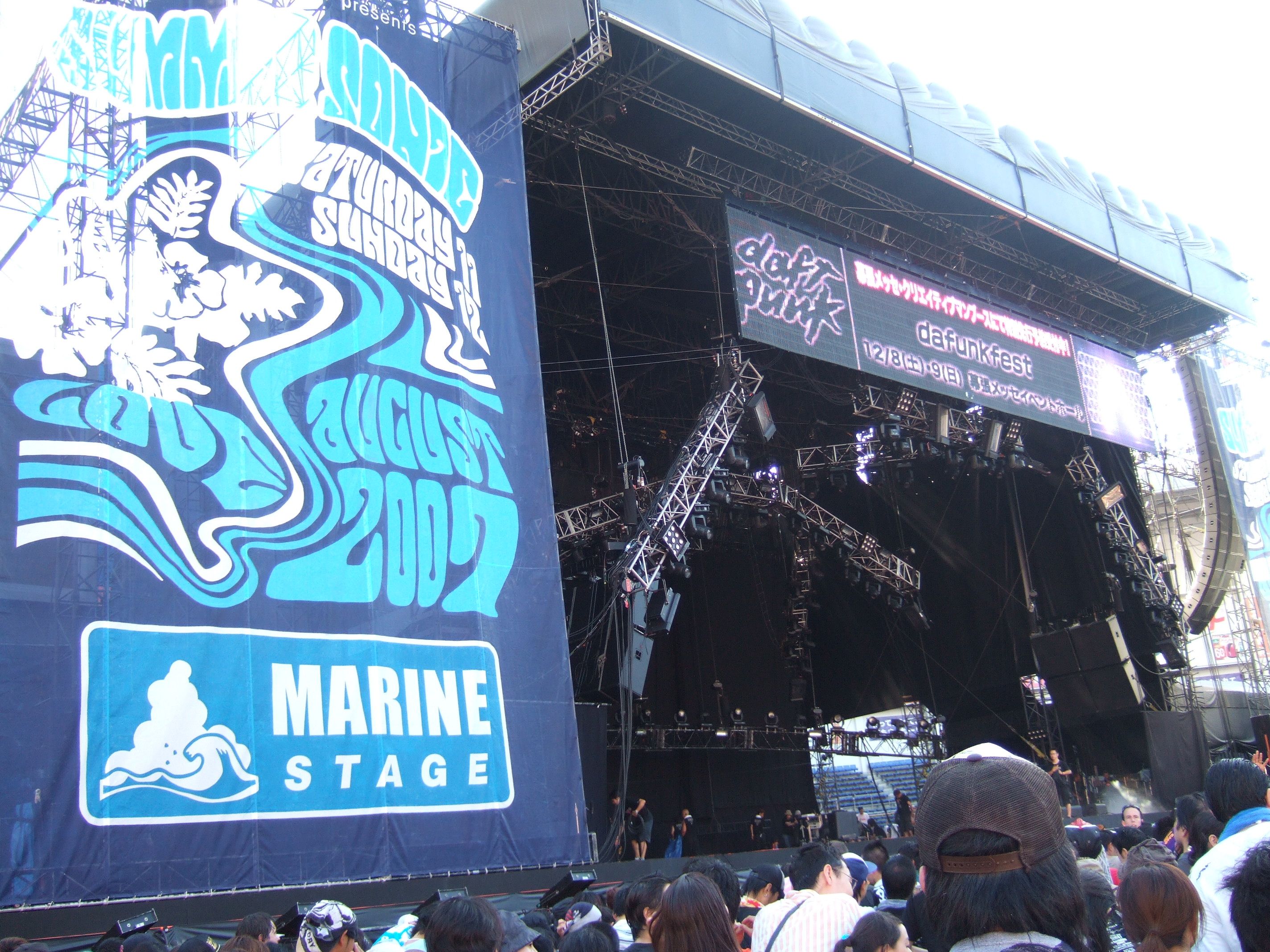 グラウンド前方の端の方から。