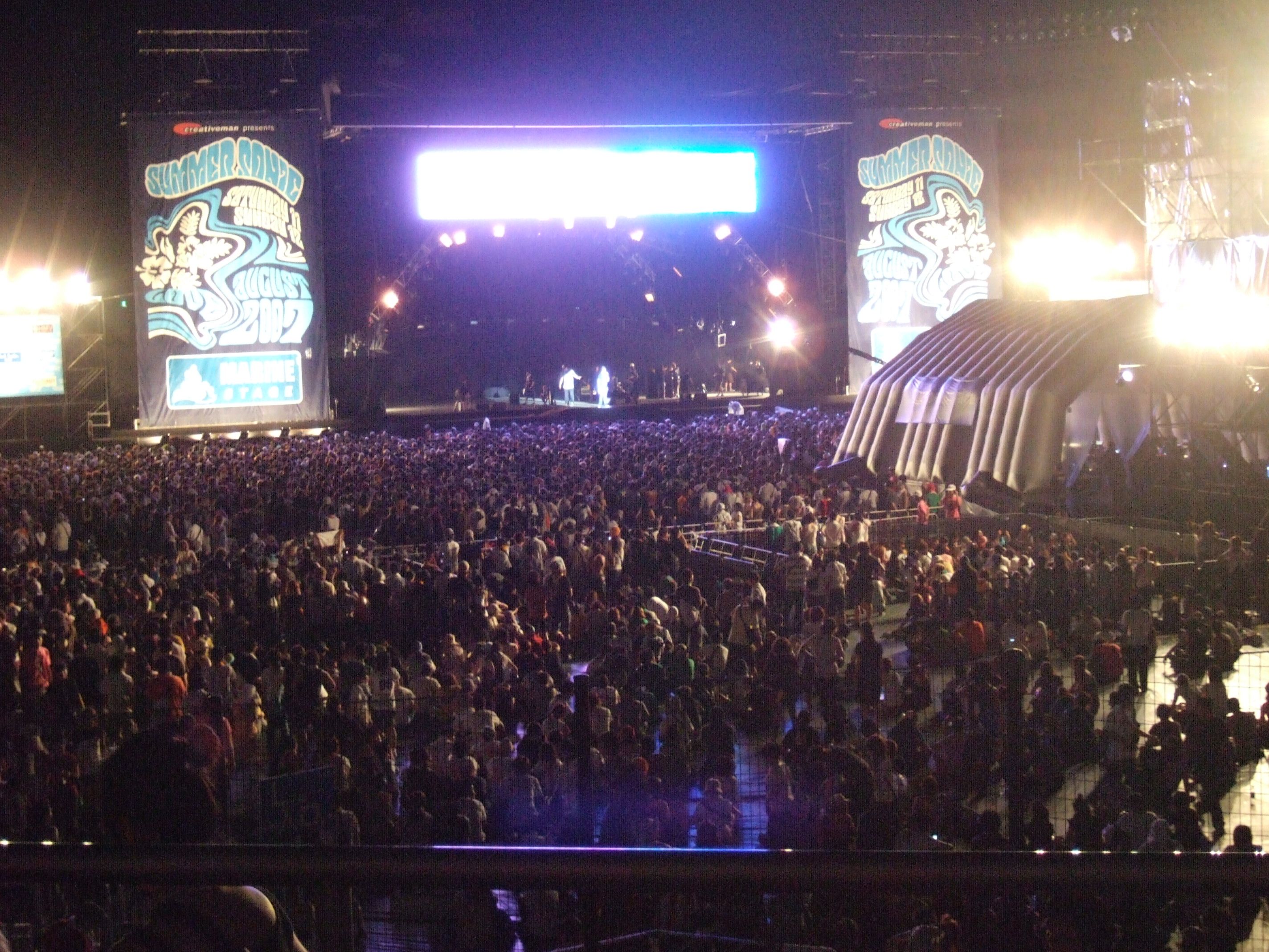 夜のマリン・ステージ。