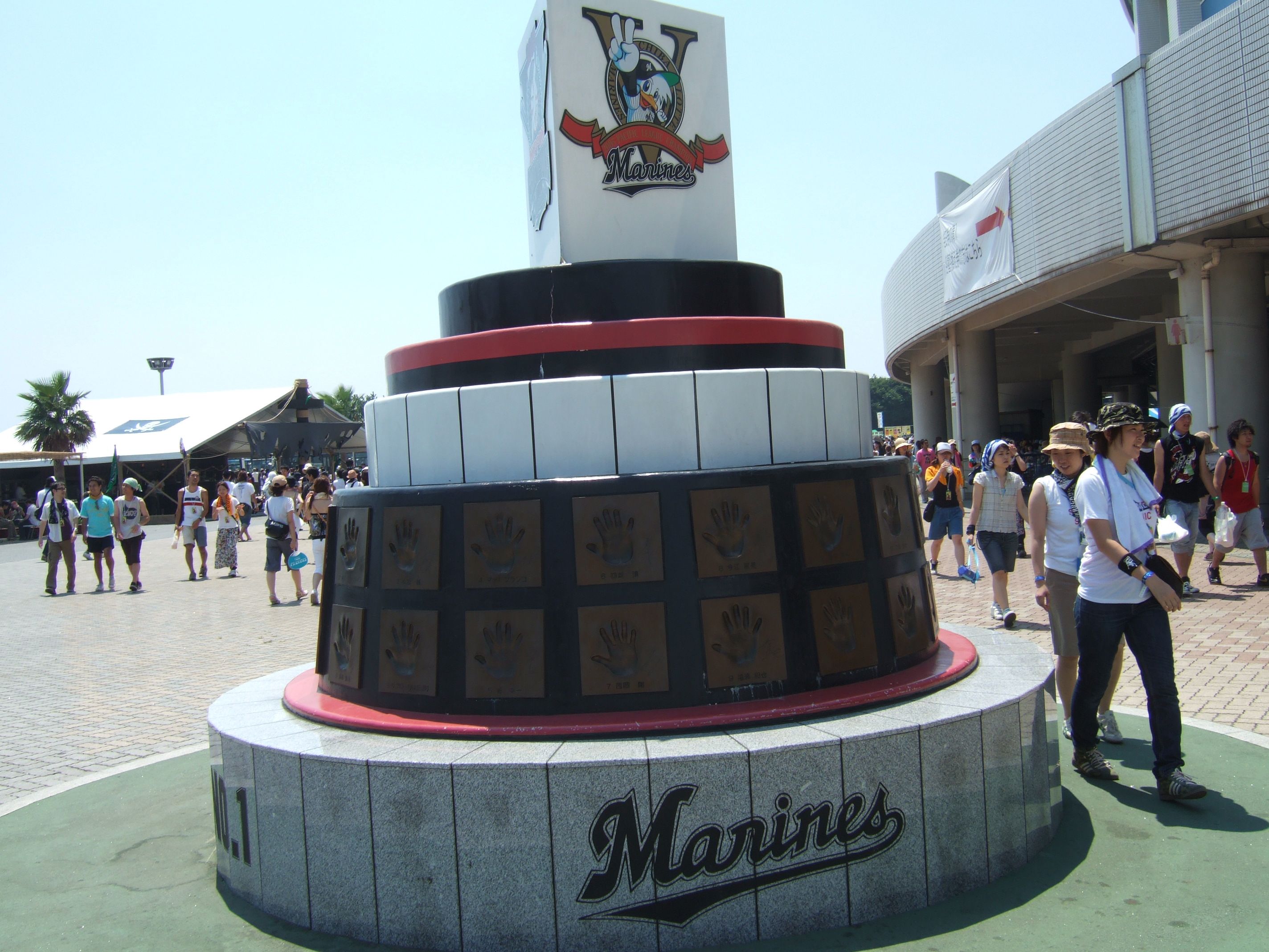 千葉ロッテマリーンズがリーグ優勝したときの記念塔。