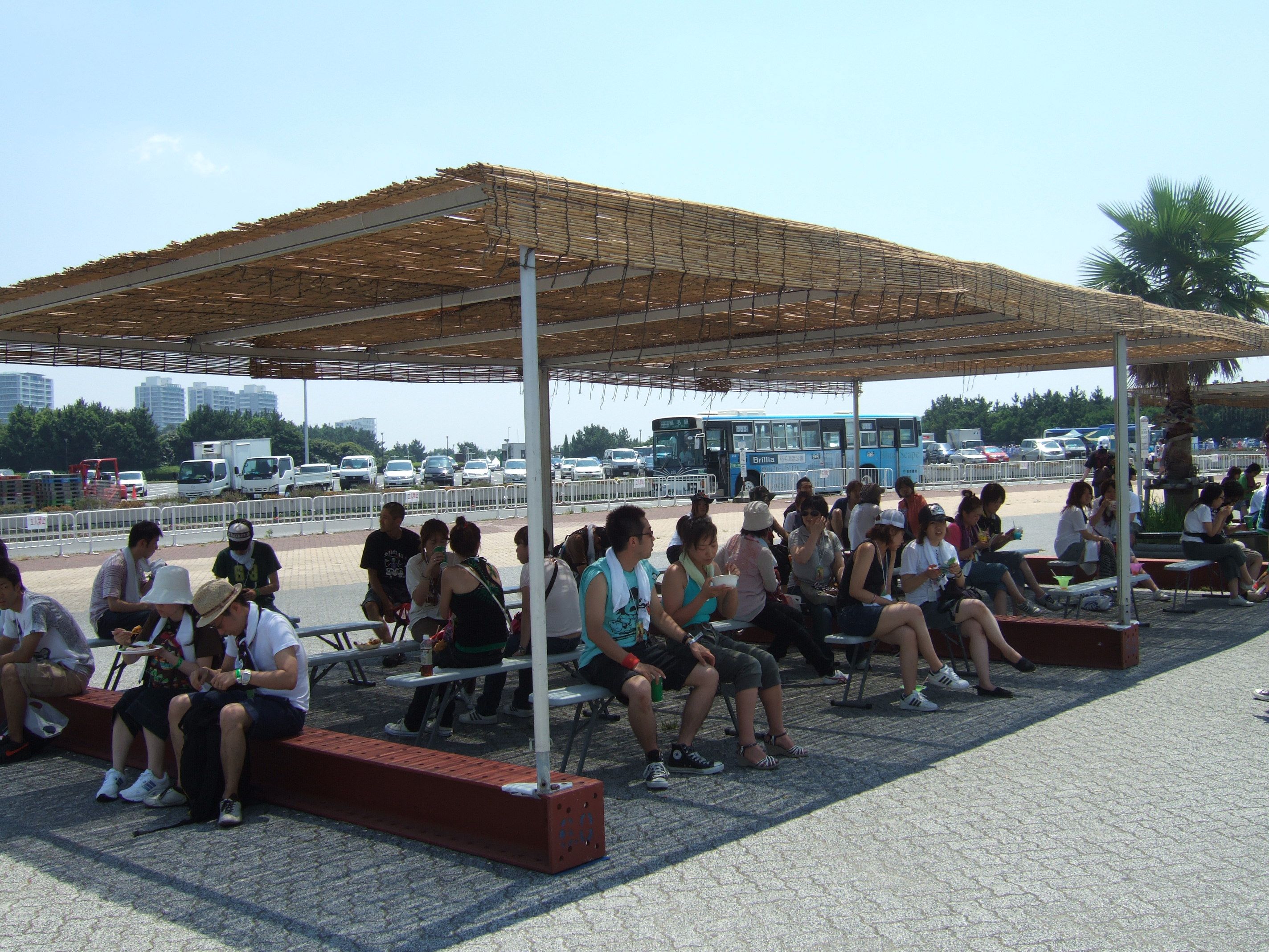 ひさし、いす付き休憩所。