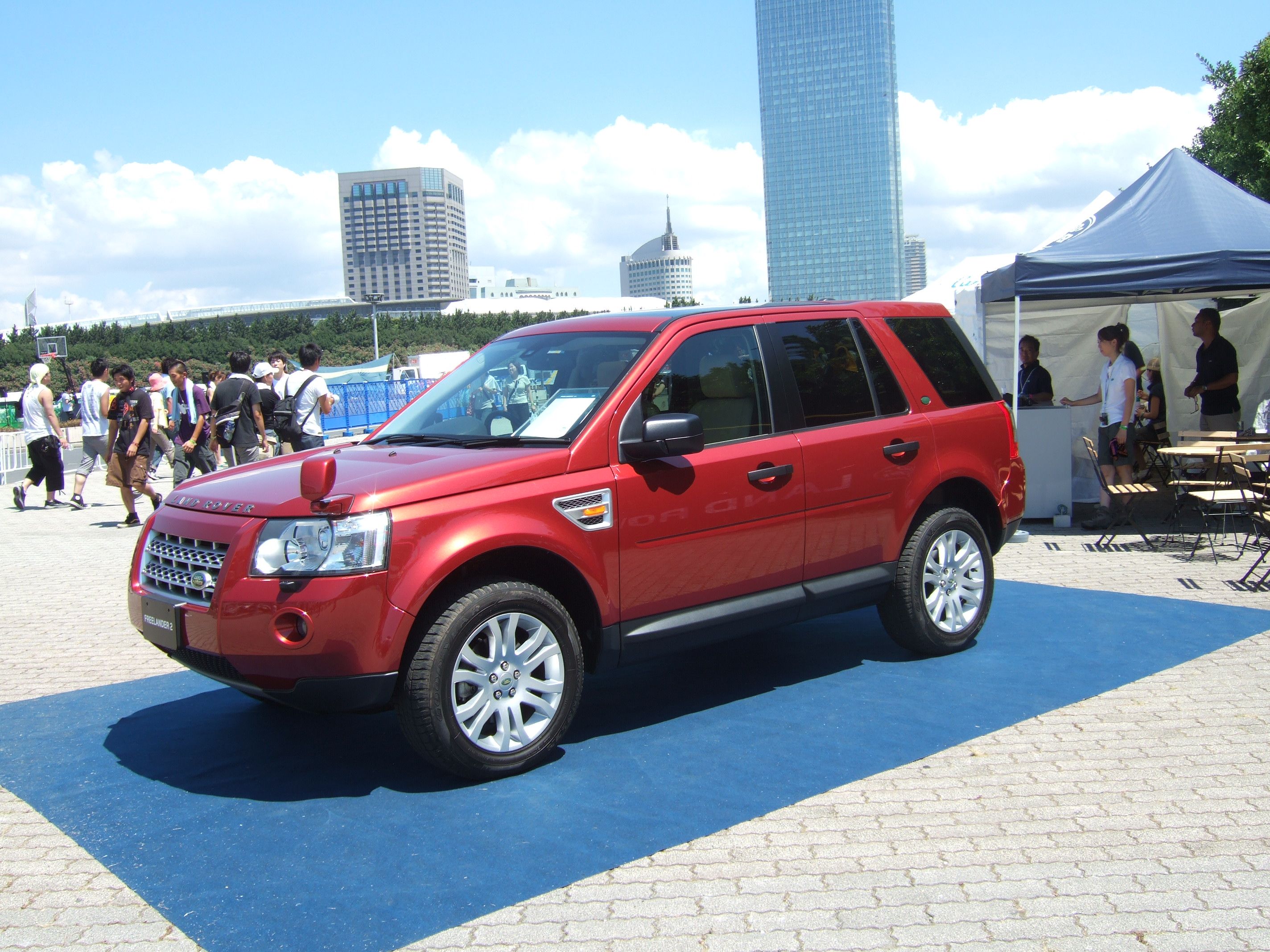 若い人が集まるイベントに出展して広告効果を狙う企業もたくさんあります。展示してあるのはランドローバーで、シャトルバスと同じルートで無料で客を乗せています。