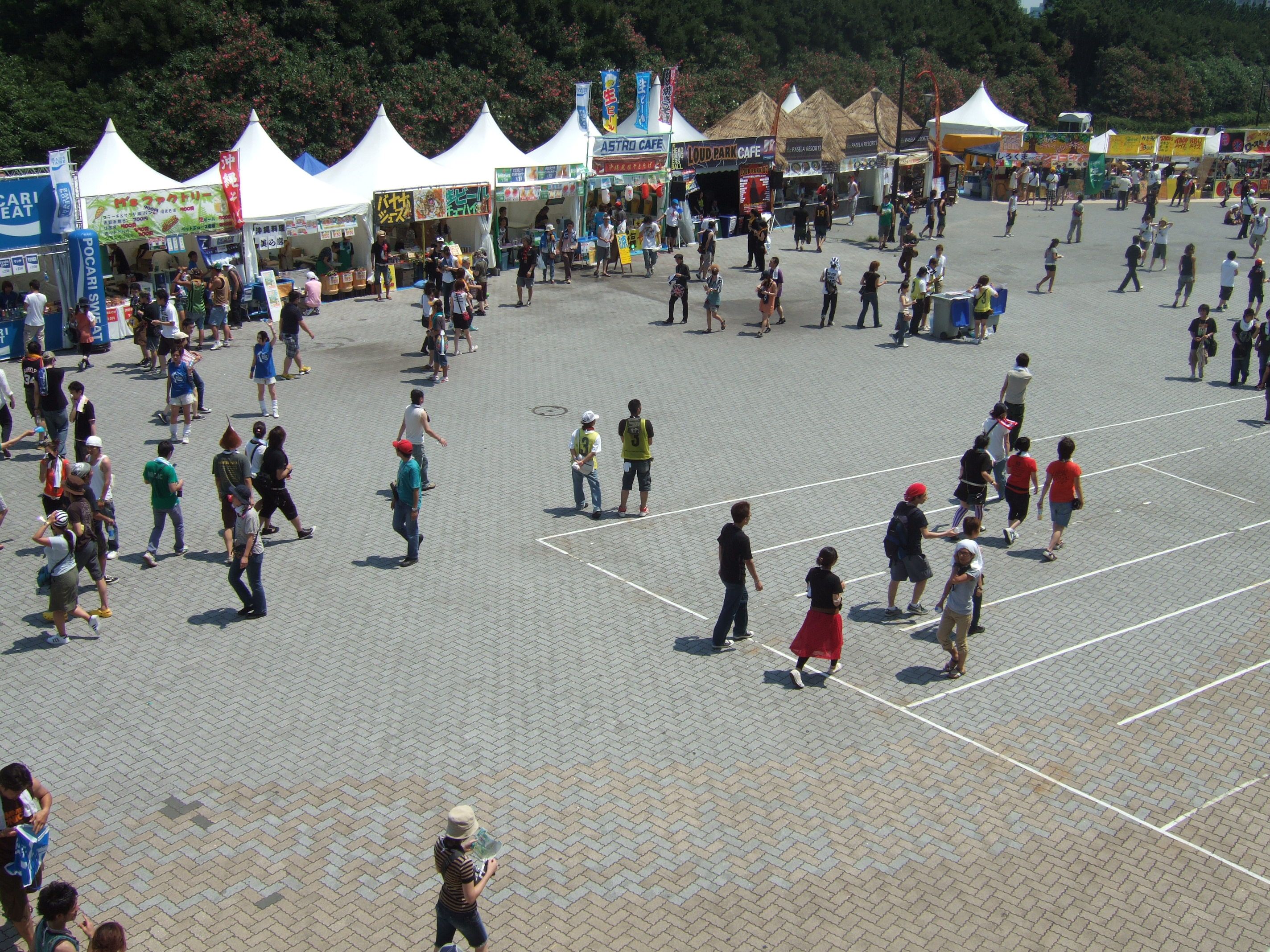 入って左側には露店等が並びます。