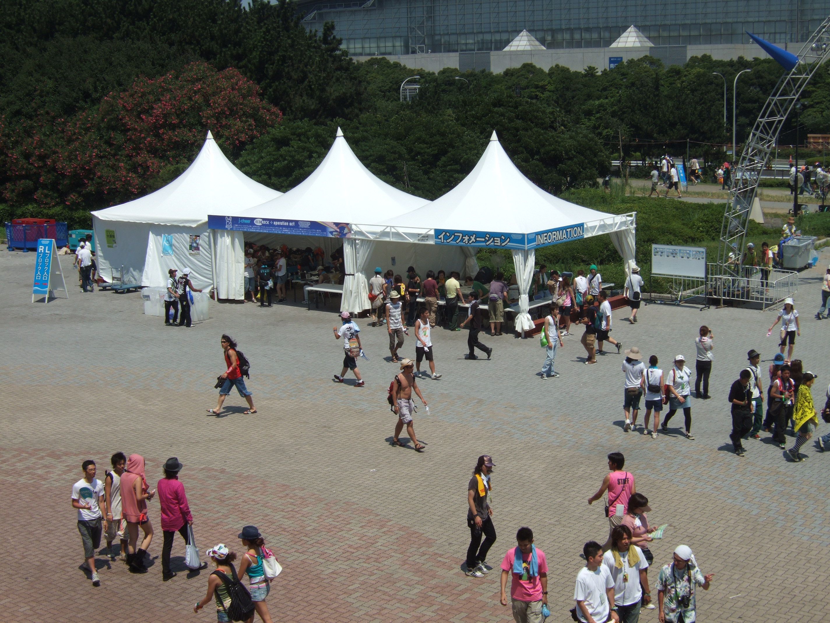 入って右側はすぐにインフォメーションがあります。