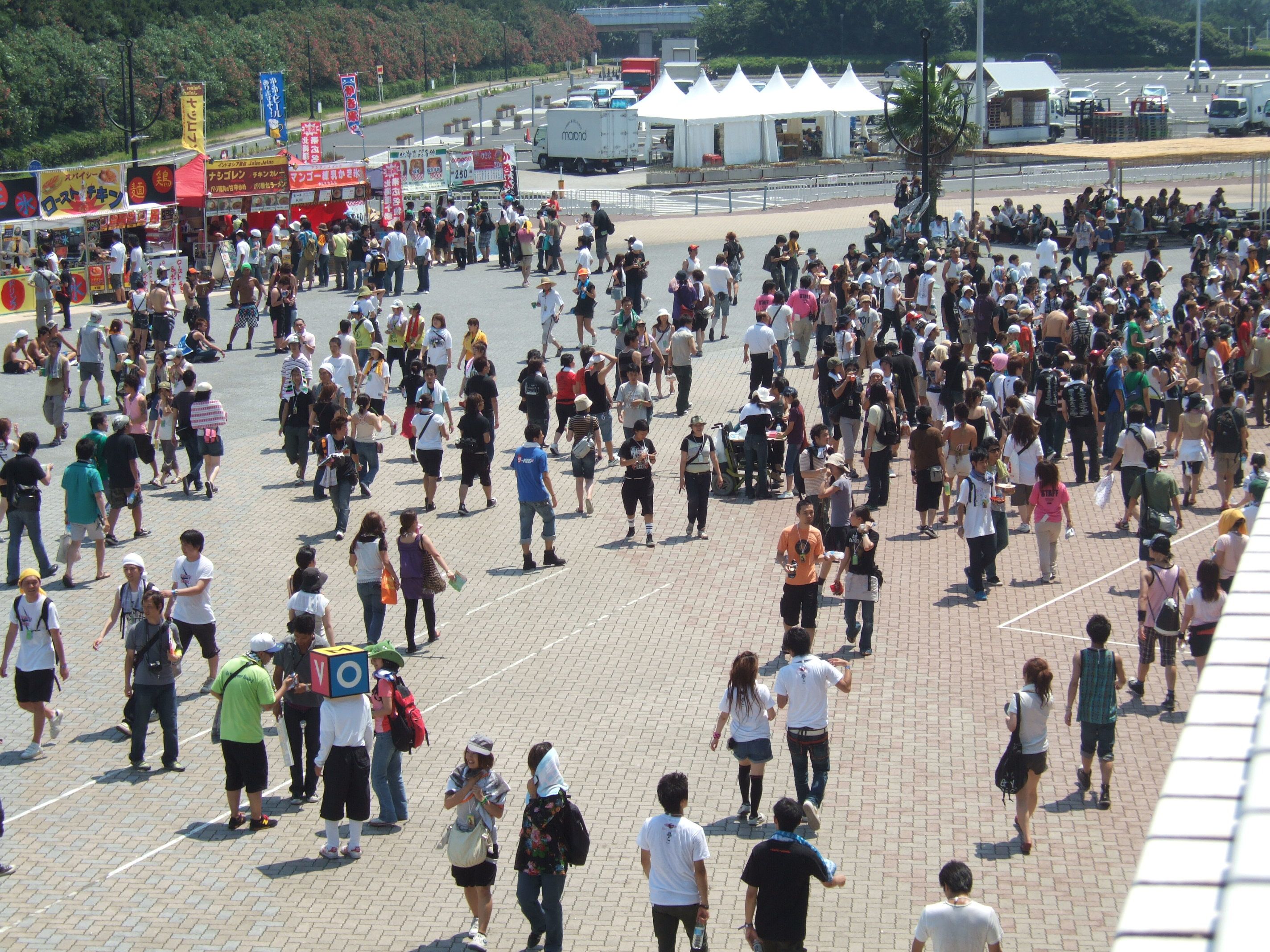 シャトルバス乗り場、ビーチ・ステージ入り口側。