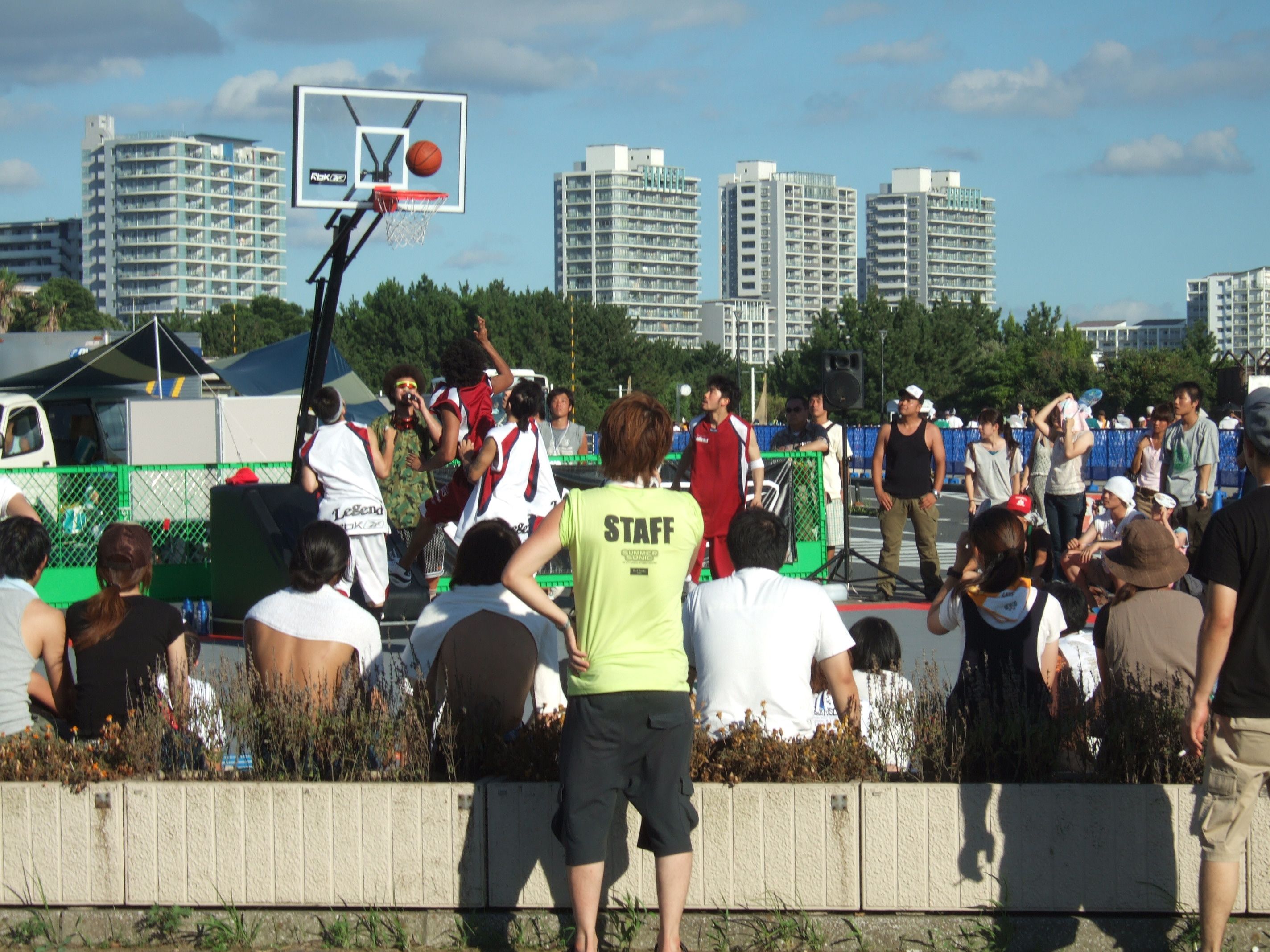 マリン・ステージ外周でイベントとして行われたバスケット。実況する人もいます。