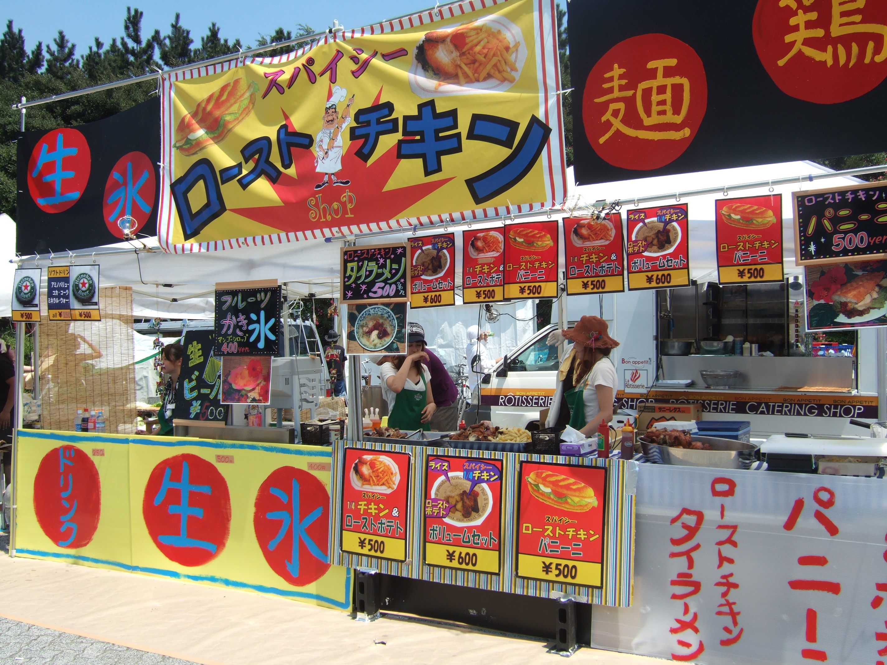 タイラーメン、ローストチキン等販売。