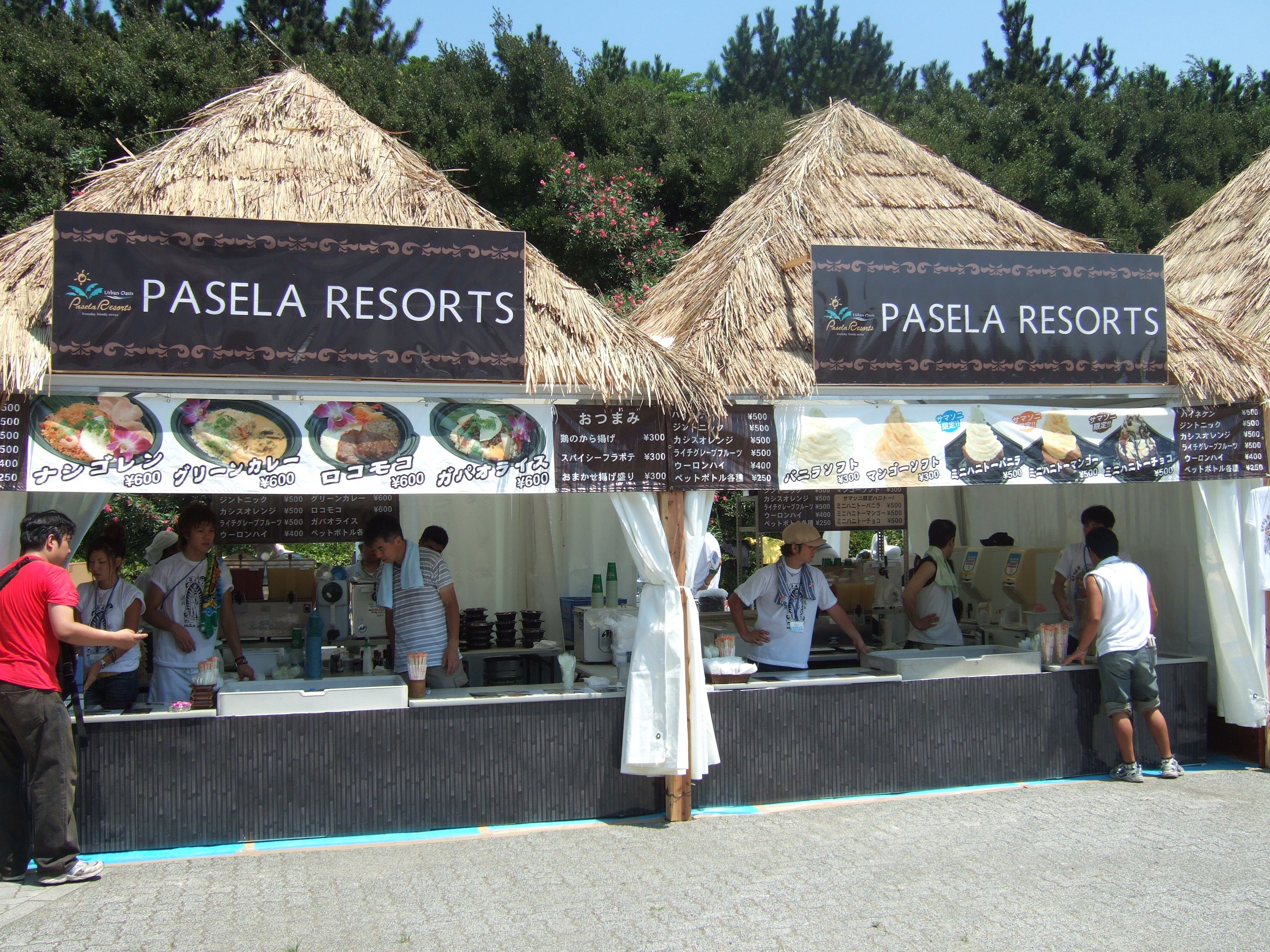 フェスティバルの食事としては定番のナシゴレン、ロコモコなどを提供する店。