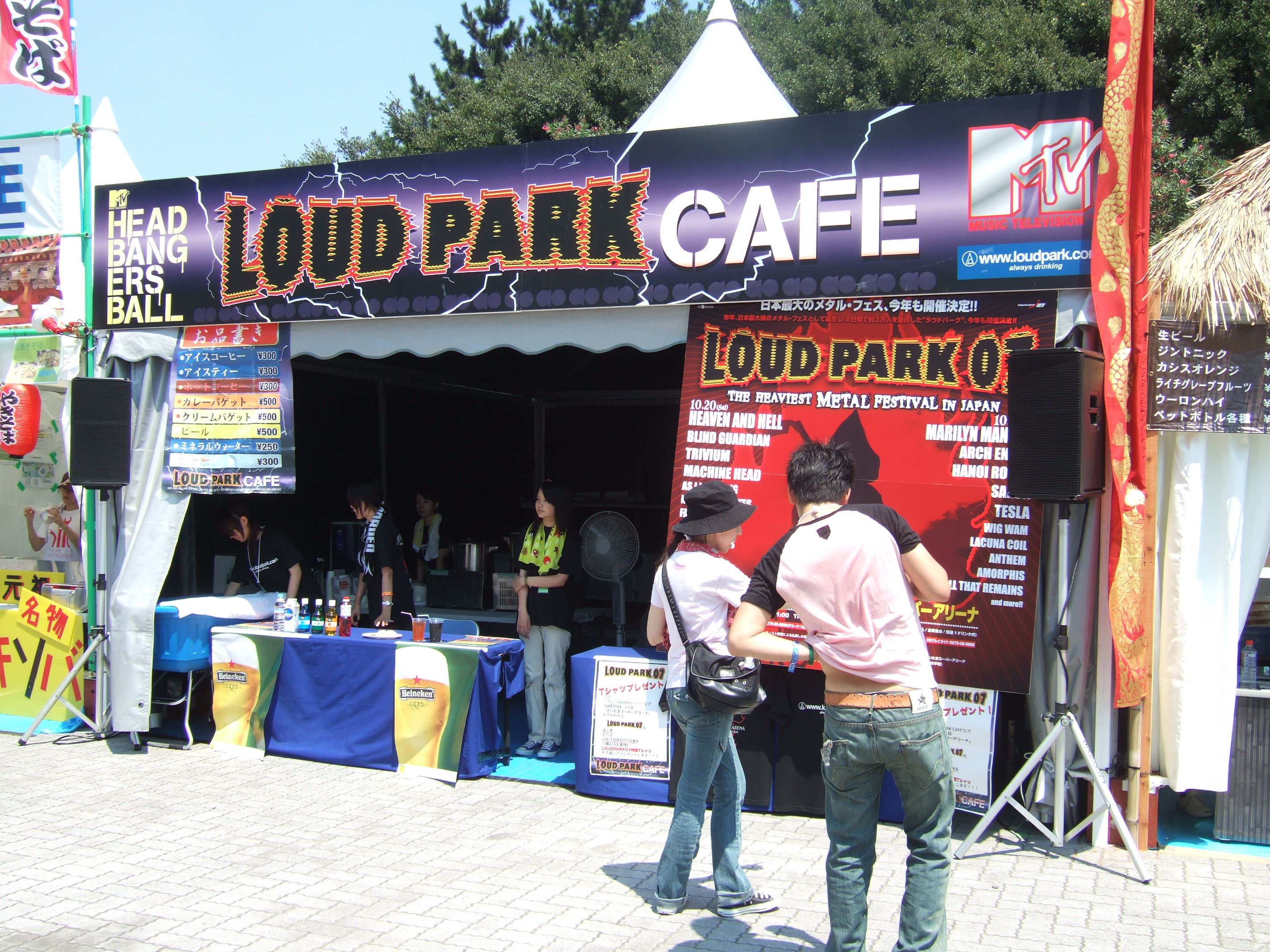 10月に幕張で開かれるラウドパークの店。2日間通し券を買うとTシャツがもらえます。