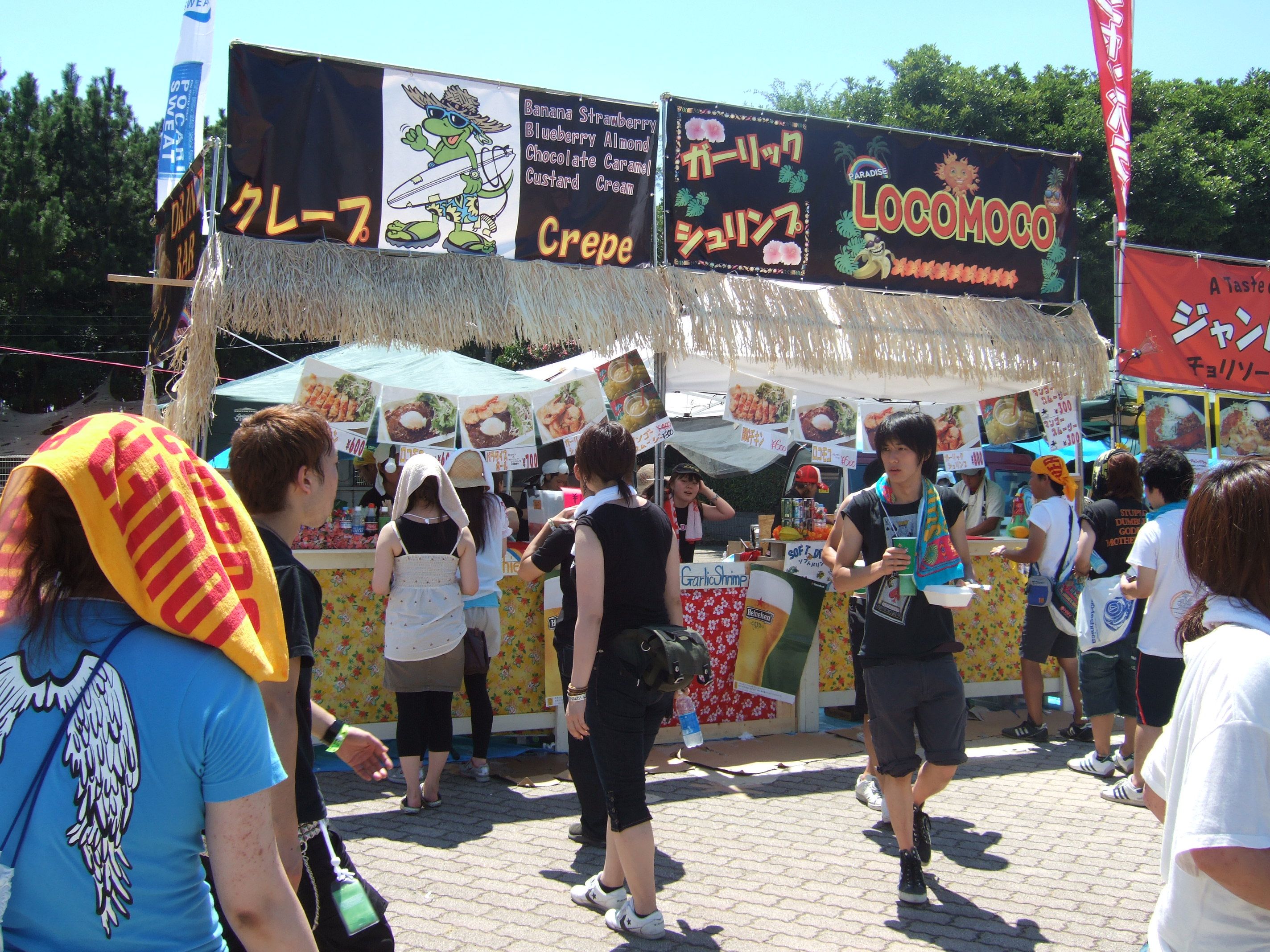 マリン・ステージからビーチ・ステージに向かう側にある店。 