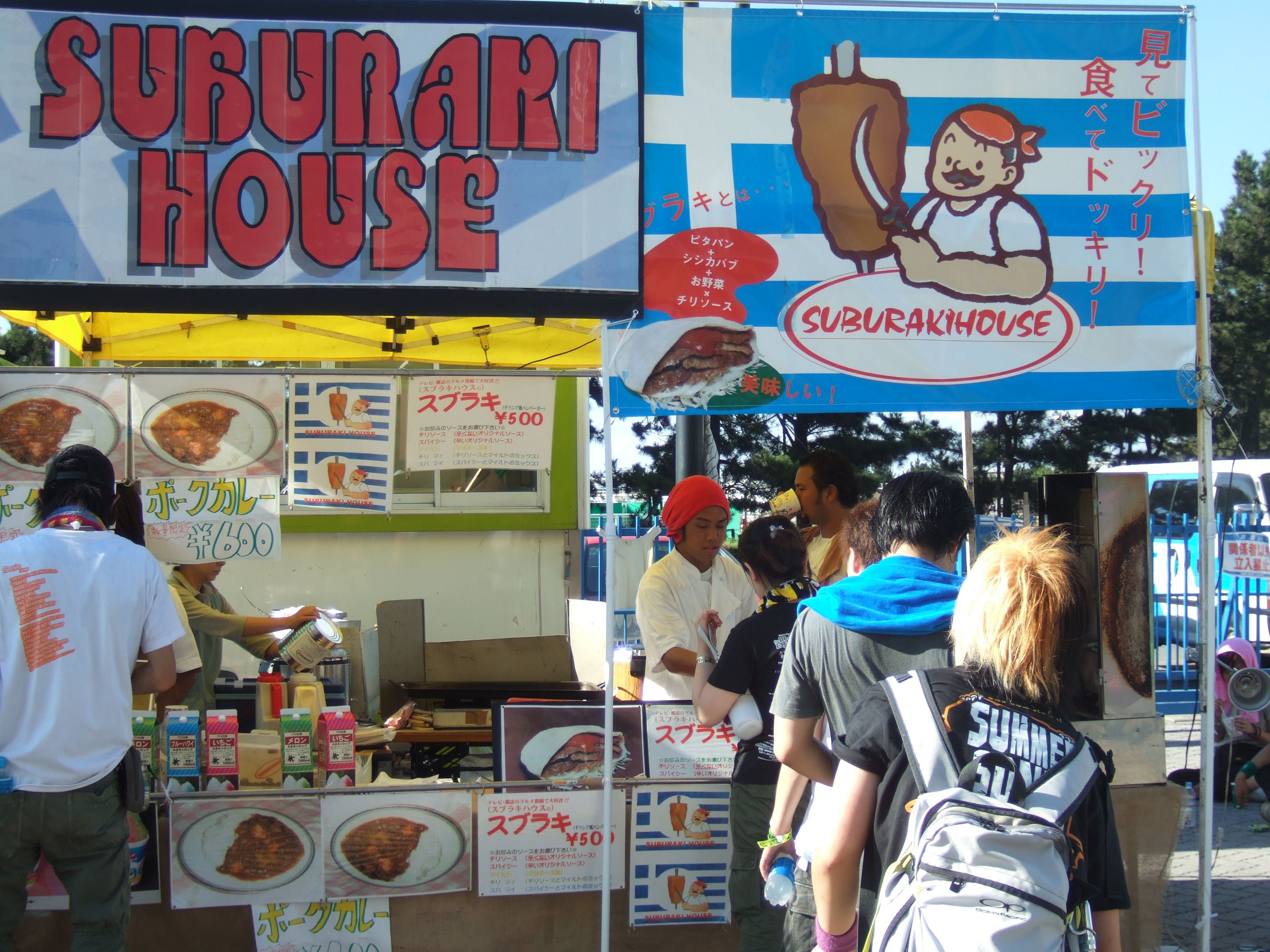 カレーとケバブのような料理の店。ビーチ・ステージと反対側にある店は営業上不利な場所になっています。