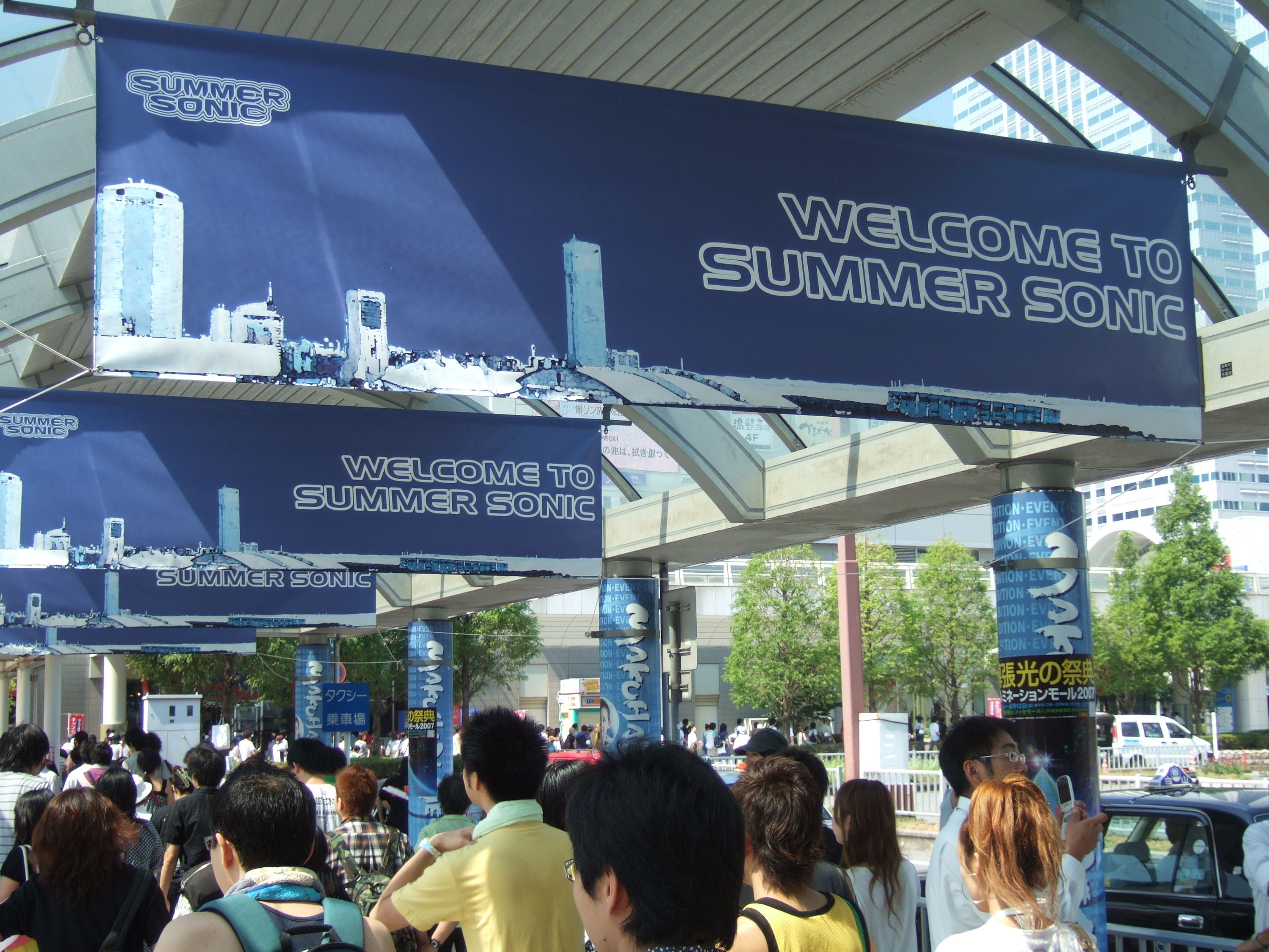 海浜幕張駅周辺の横断幕。パンクスプリングのときにはなかったので、サマーソニックだけ製作されると思われます。