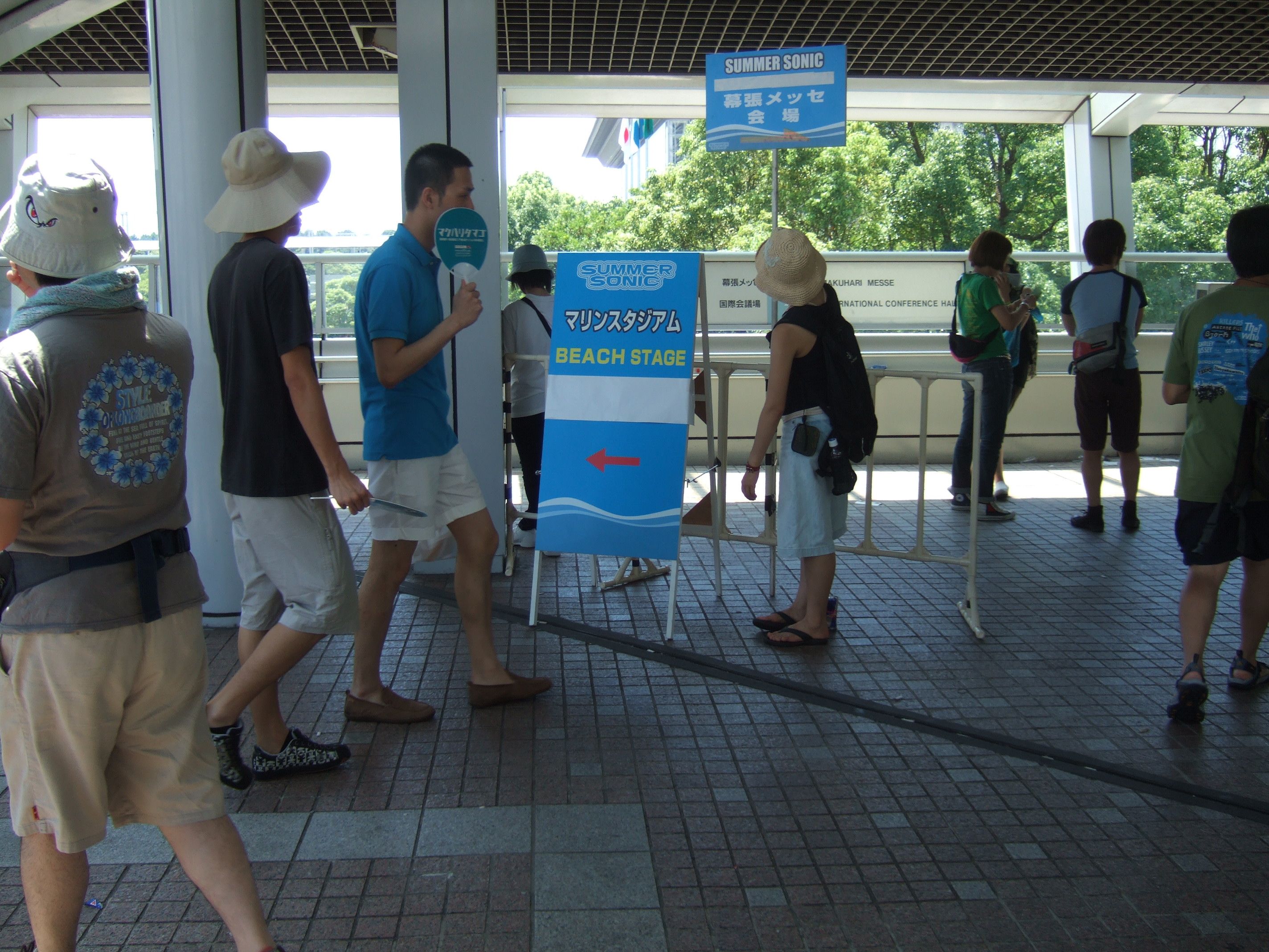 リストバンド交換所は幕張メッセとマリン・ステージにあります。