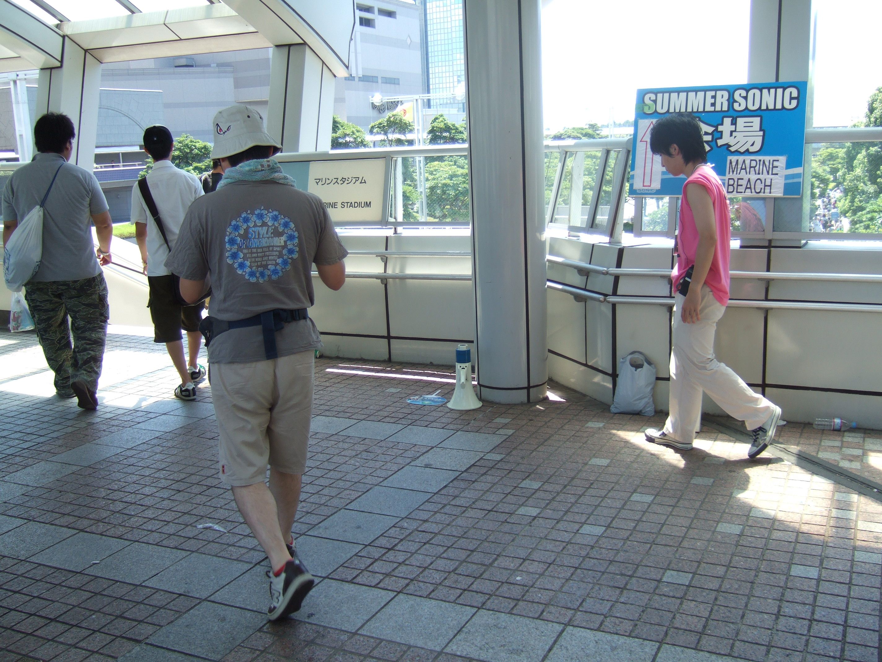 リストバンドの交換は経験上、マリン・ステージの方が早くできるような印象です。幕張メッセの方は駅から近く、アーティスト・グッズの売り場にも近いため、人が多くなります。アーティスト・グッズを買わなかったり、開演直後の幕張メッセのアーティストに興味がなかったりしなければ、遠方のマリン・ステージに行った方が早くリストバンドが交換できます。