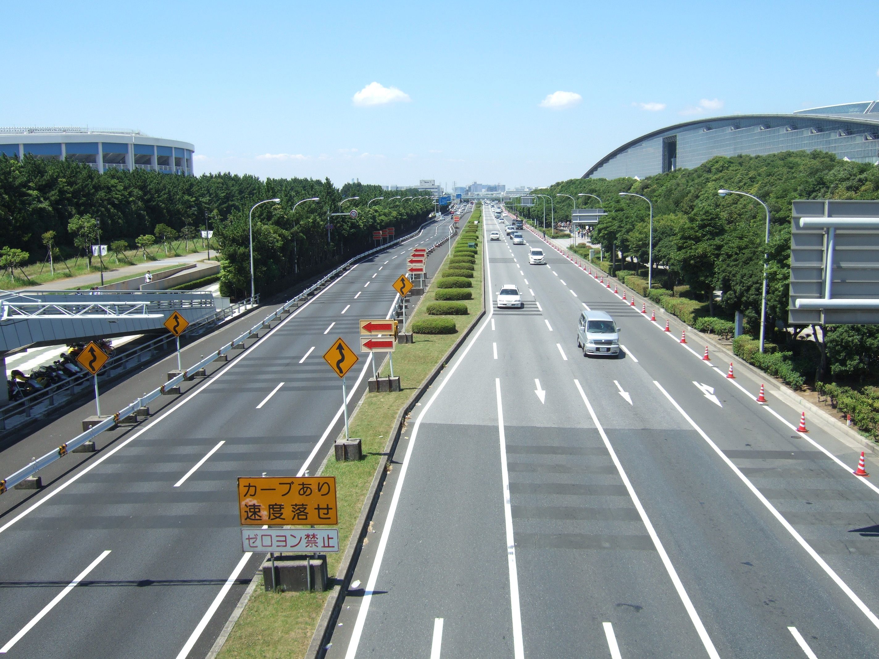 マリンステージと幕張メッセの間にある海浜大通り。