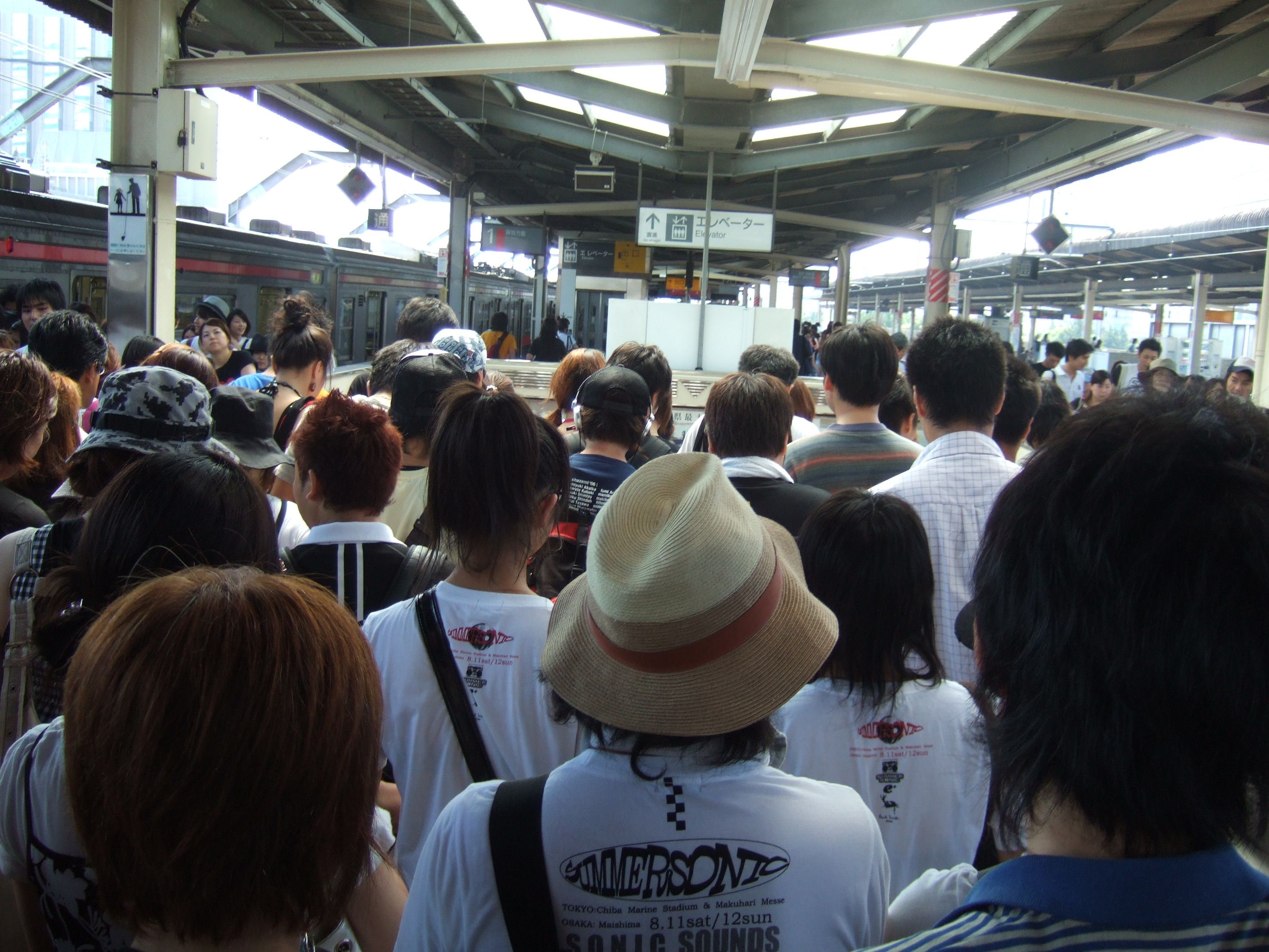 JR京葉線海浜幕張駅。幕張メッセ、千葉マリンスタジアムの最寄り駅。 