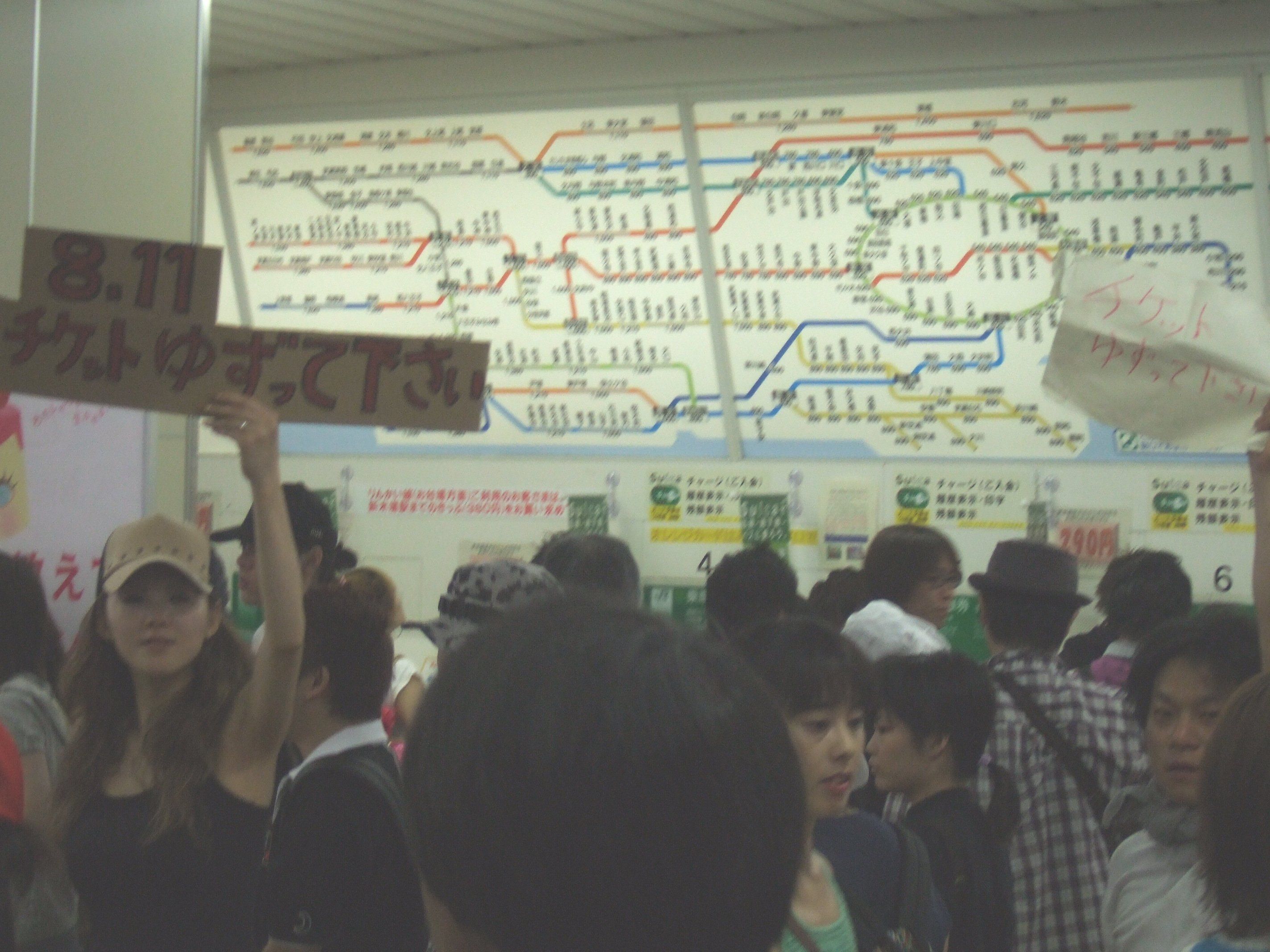 サマーソニックの東京分は売り切れることが多いので、駅や通路にチケット買い取りの希望者がいます。フジロックフェスティバルでも売り切れた年は会場周辺に現れます。