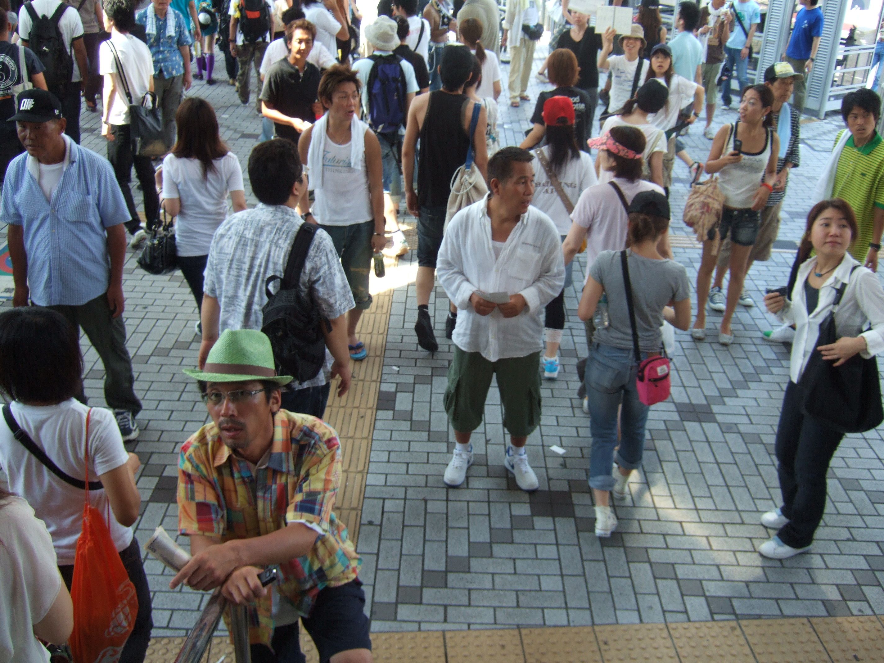 見た目で分かるダフ屋の人。一切関知しないのが最善。