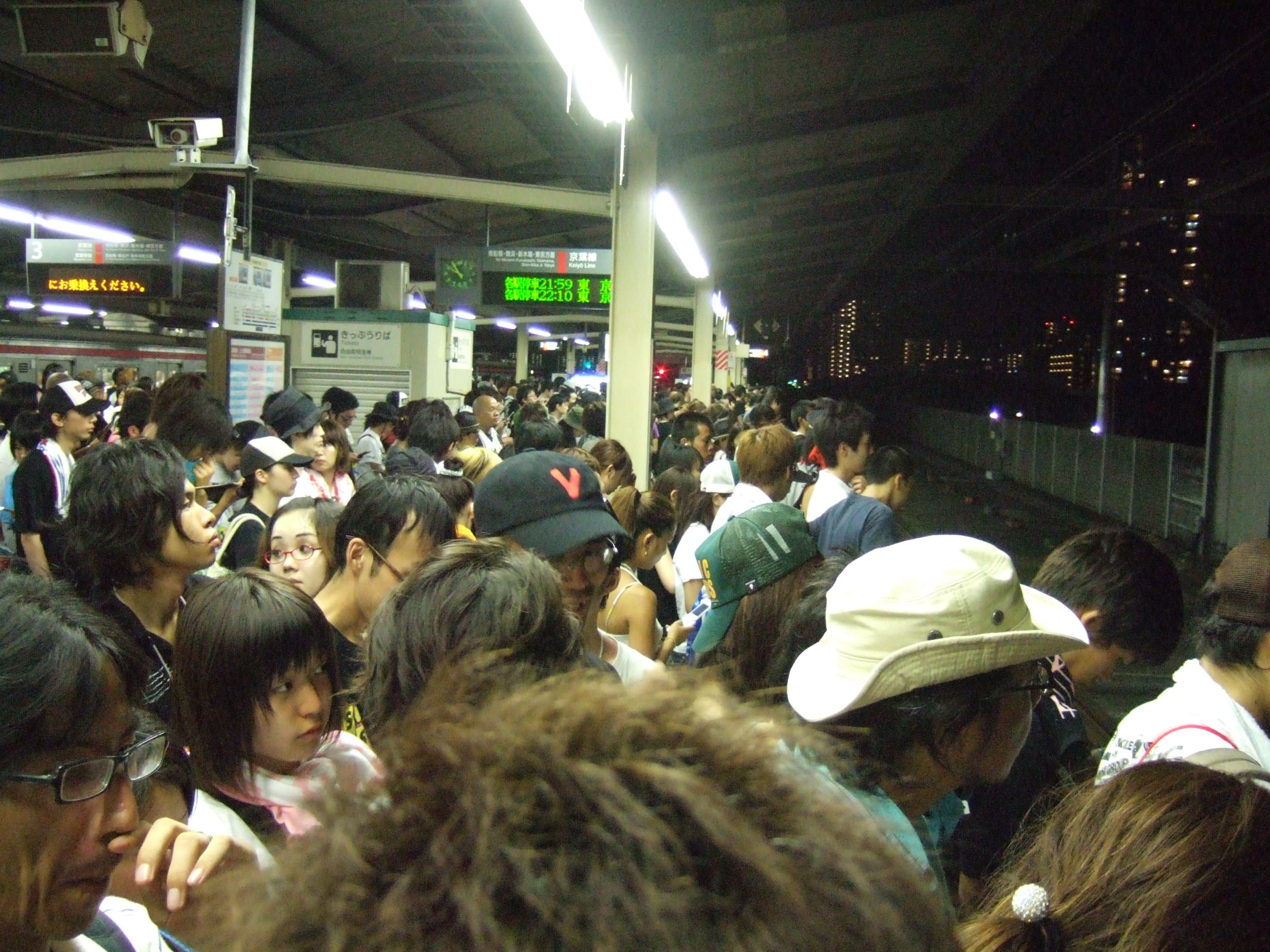 ホームは入場制限になることもあります。