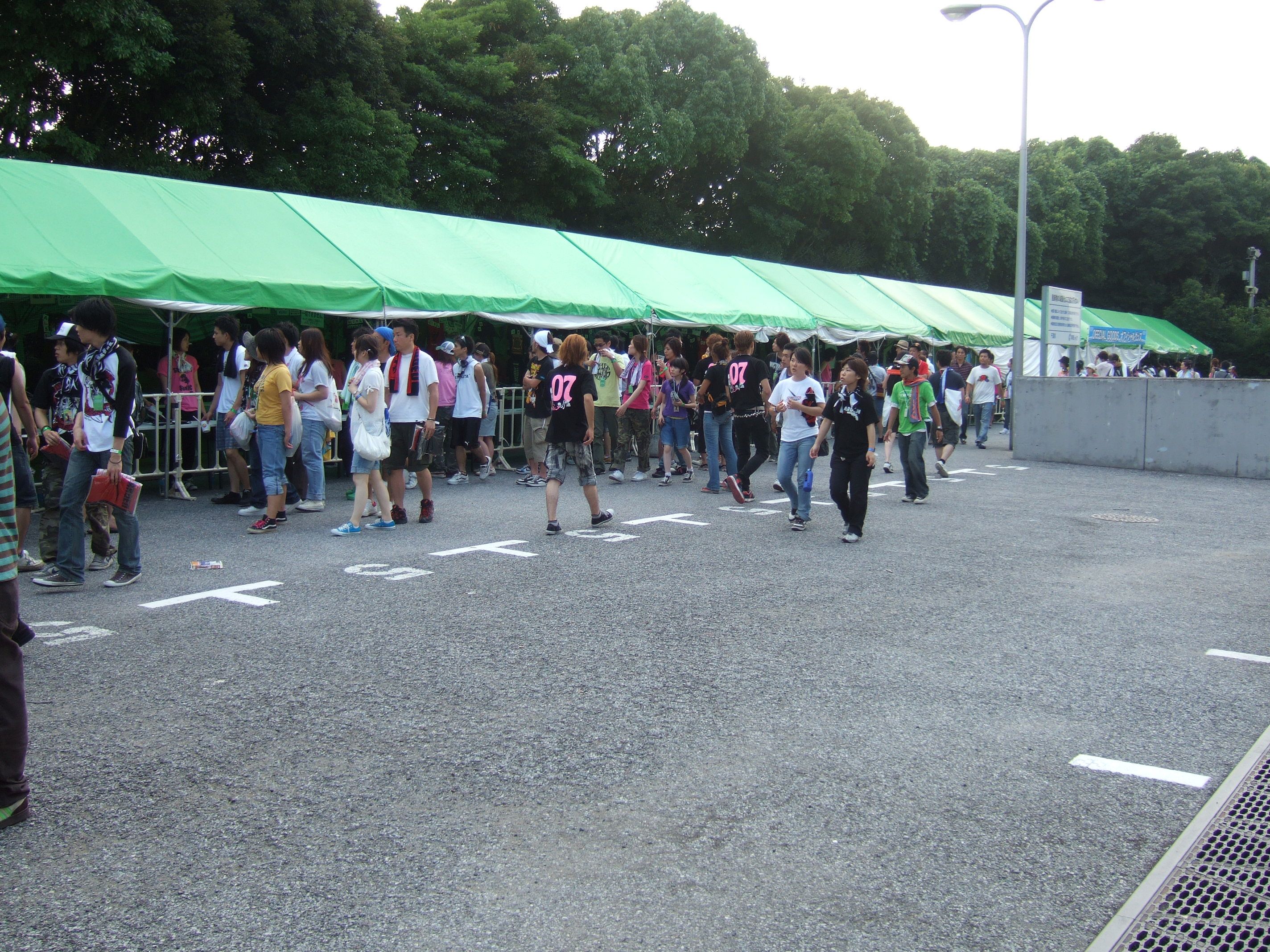 幕張メッセの外にある公式グッズ売り場。