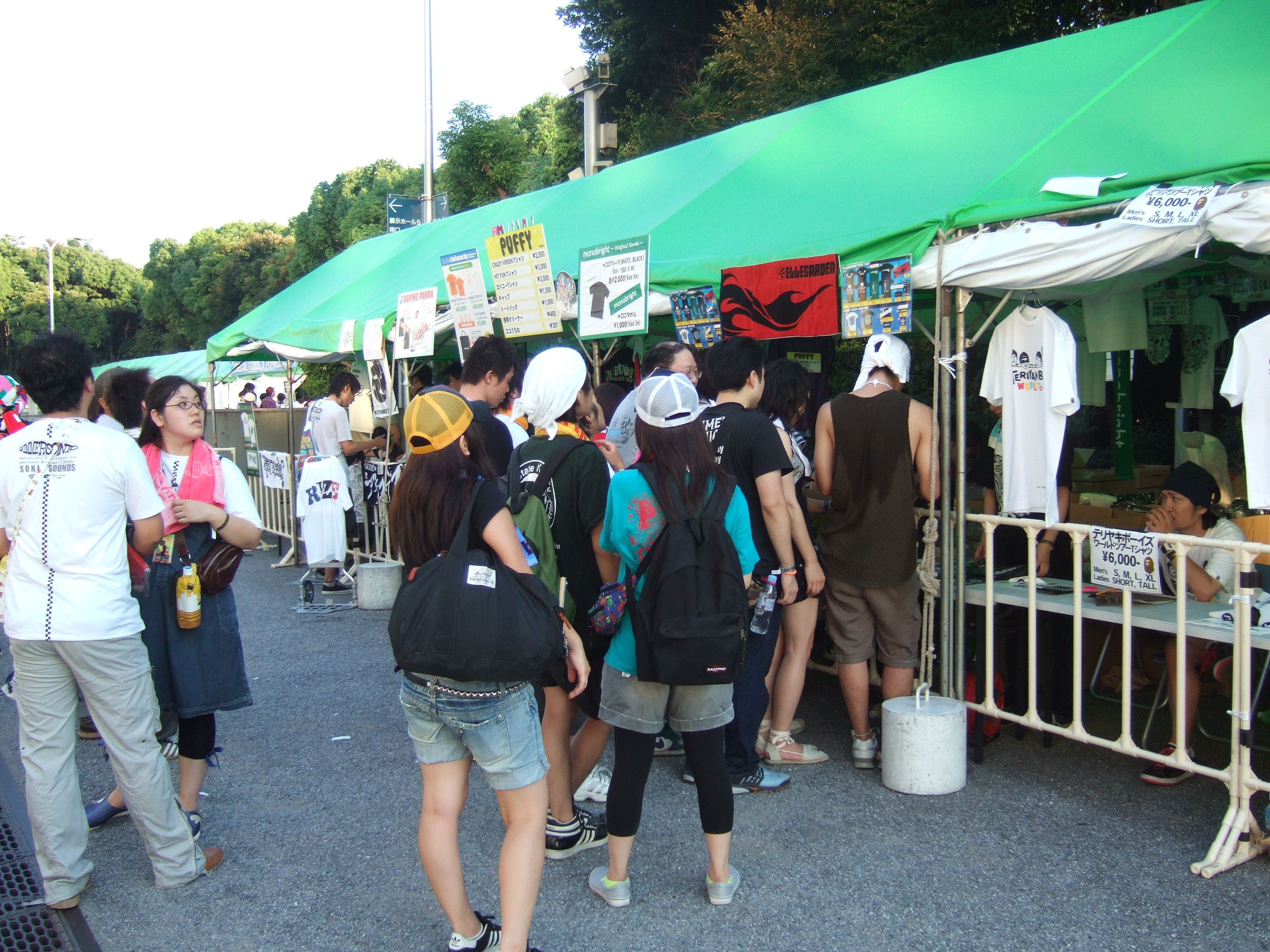 アーティストグッズ売り場。