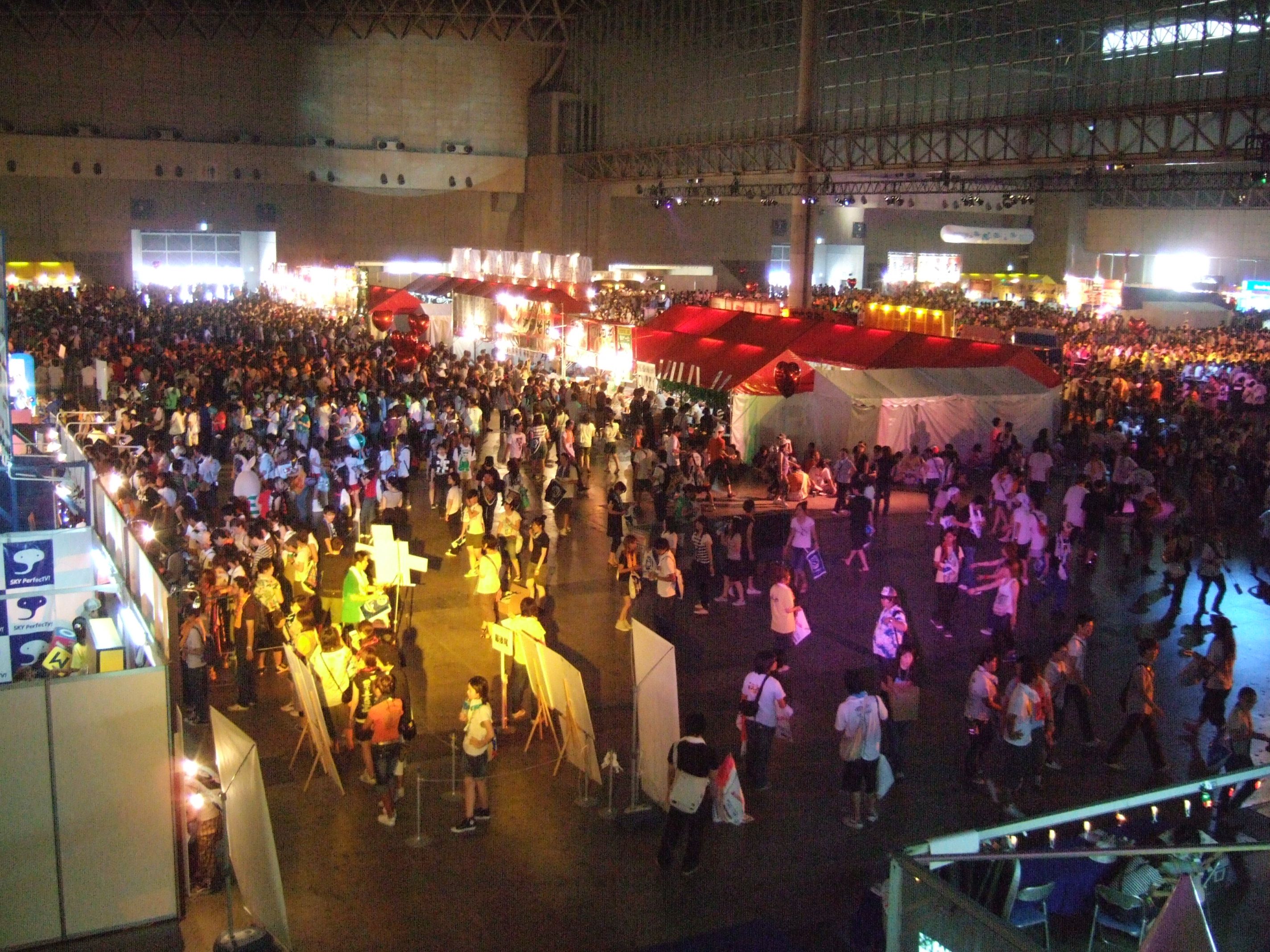 ステージとステージの間にある物販、飲食のスペース。