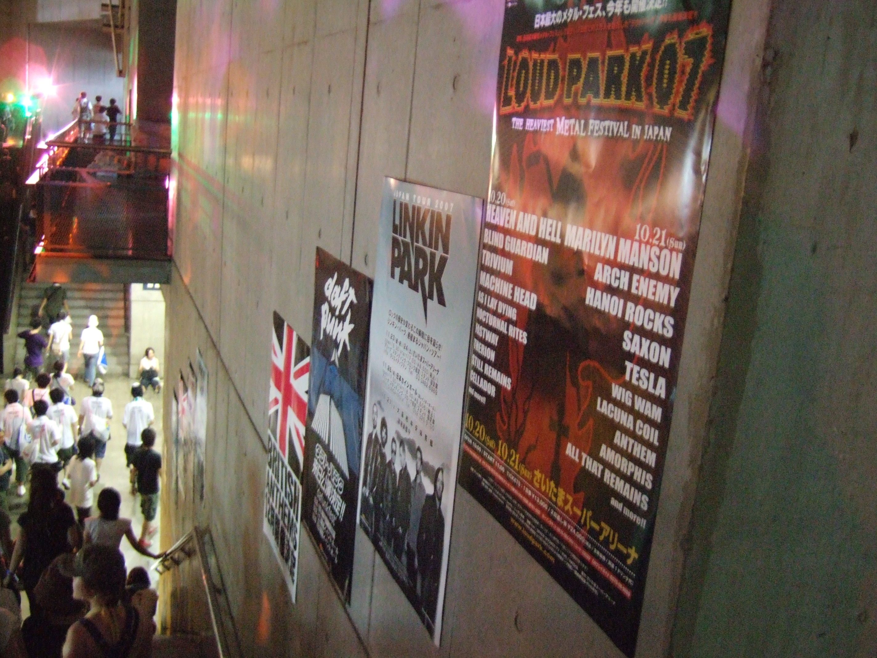 階段の壁に貼ってあるポスター。