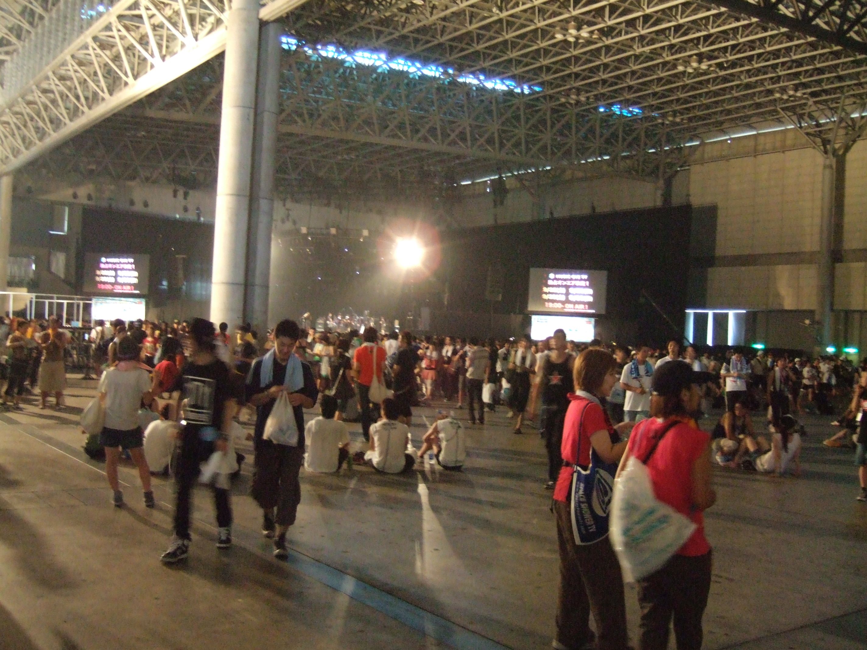 マウンテンステージ。スペースに対してステージが斜めに設置されています。