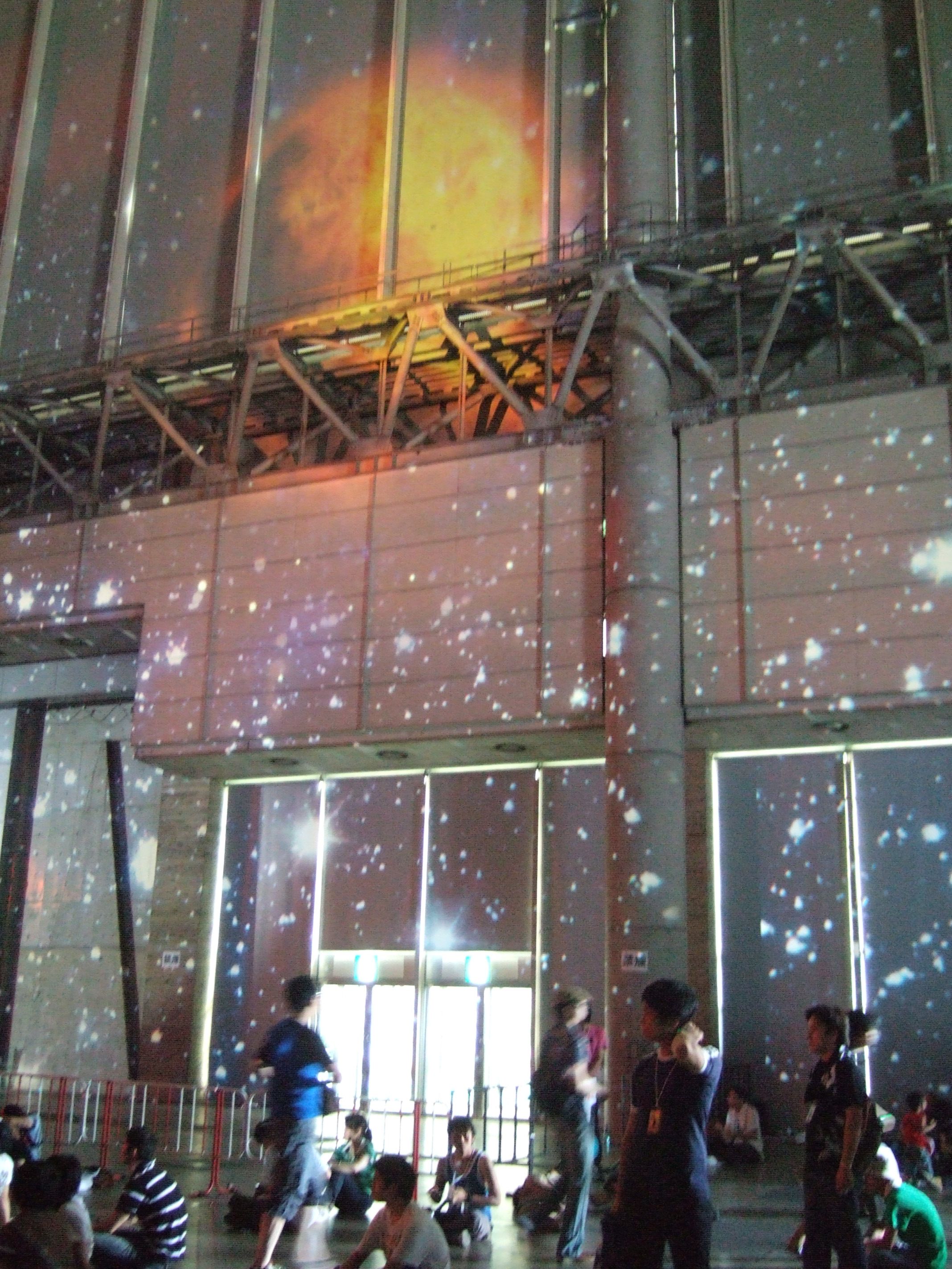 壁に投影した月。月だろうと思います。