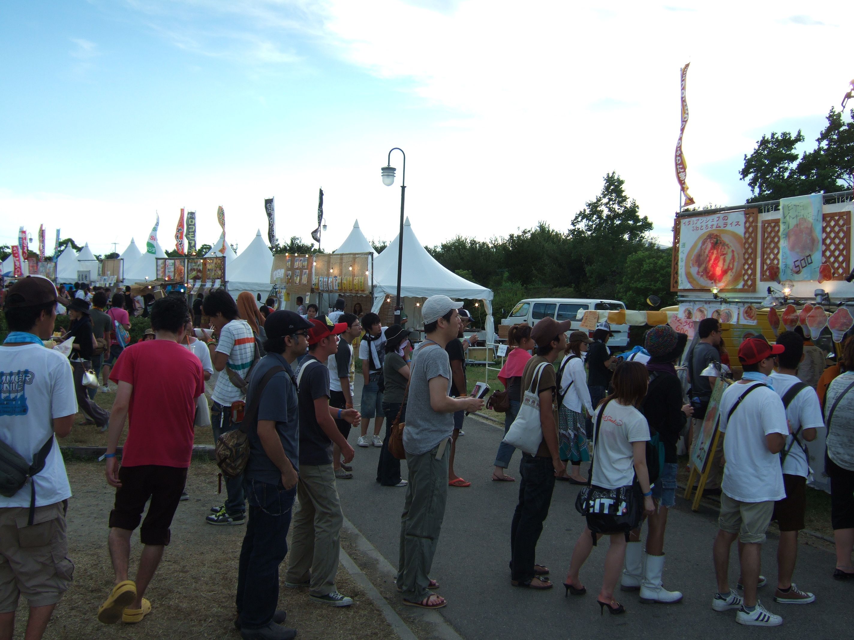 飲食店の行列。