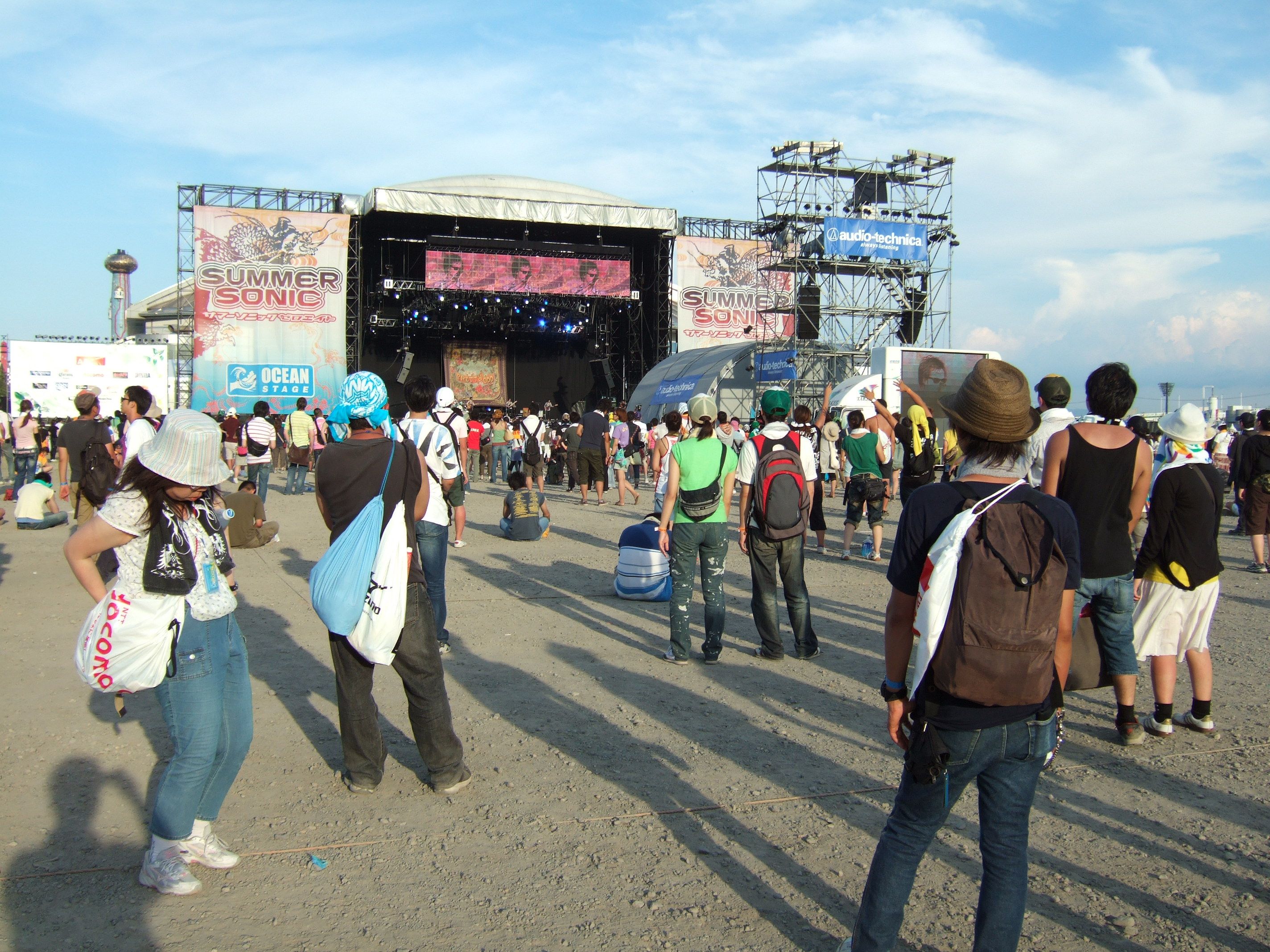 幕張のマリンステージよりやや小さい。