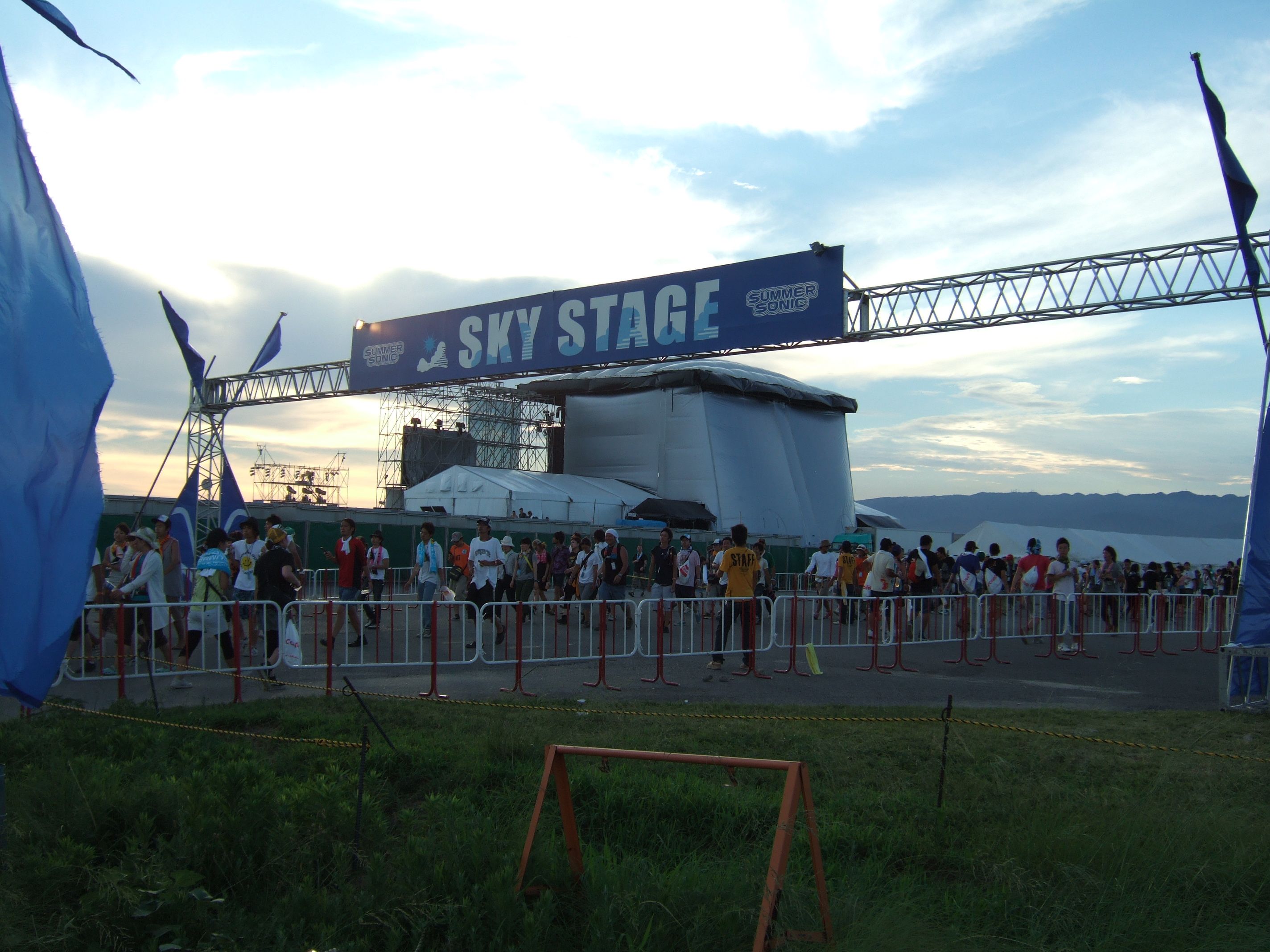 スカイステージは入り口からステージまでが遠い。