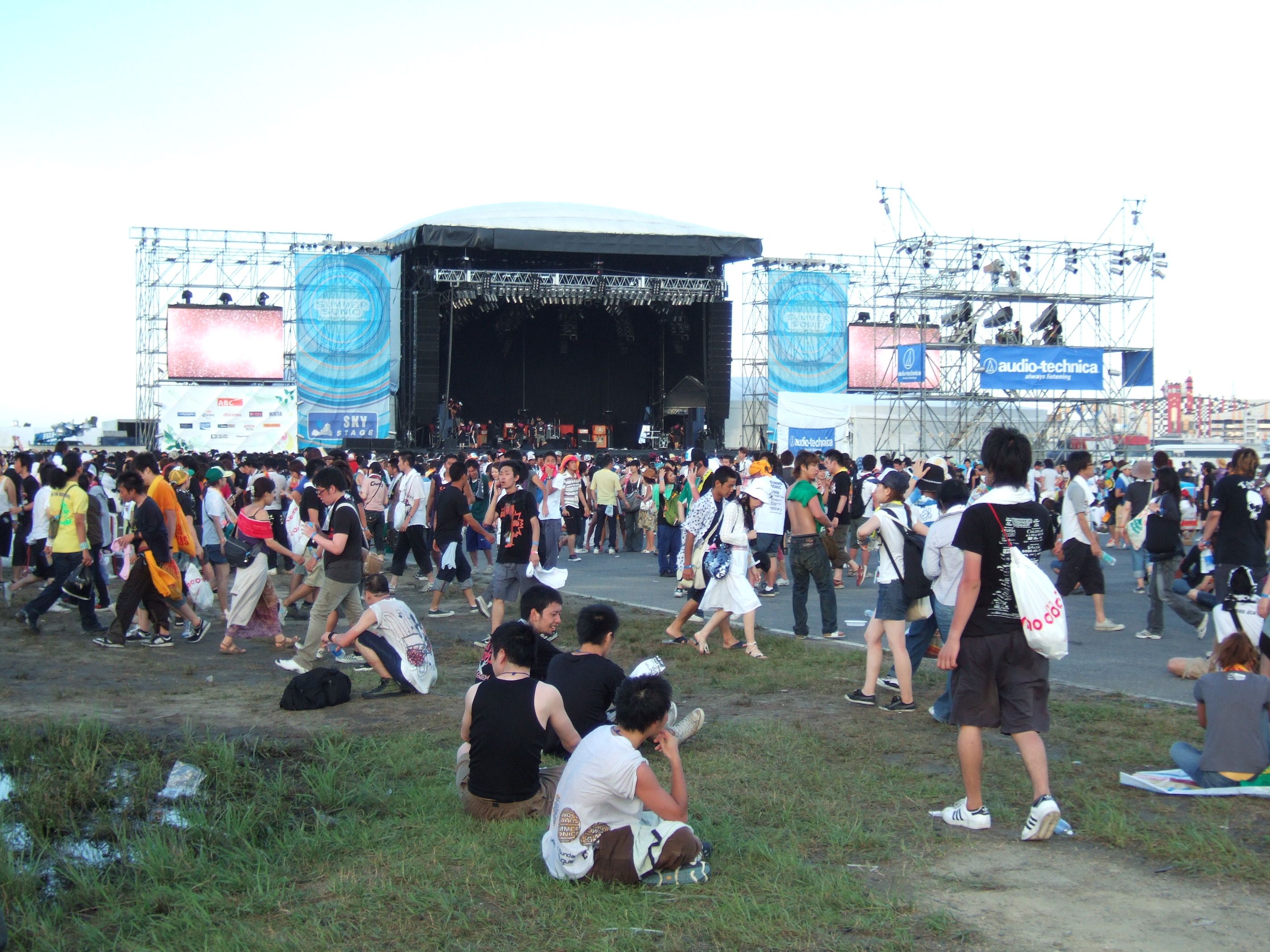 一部舗装、一部更地です。