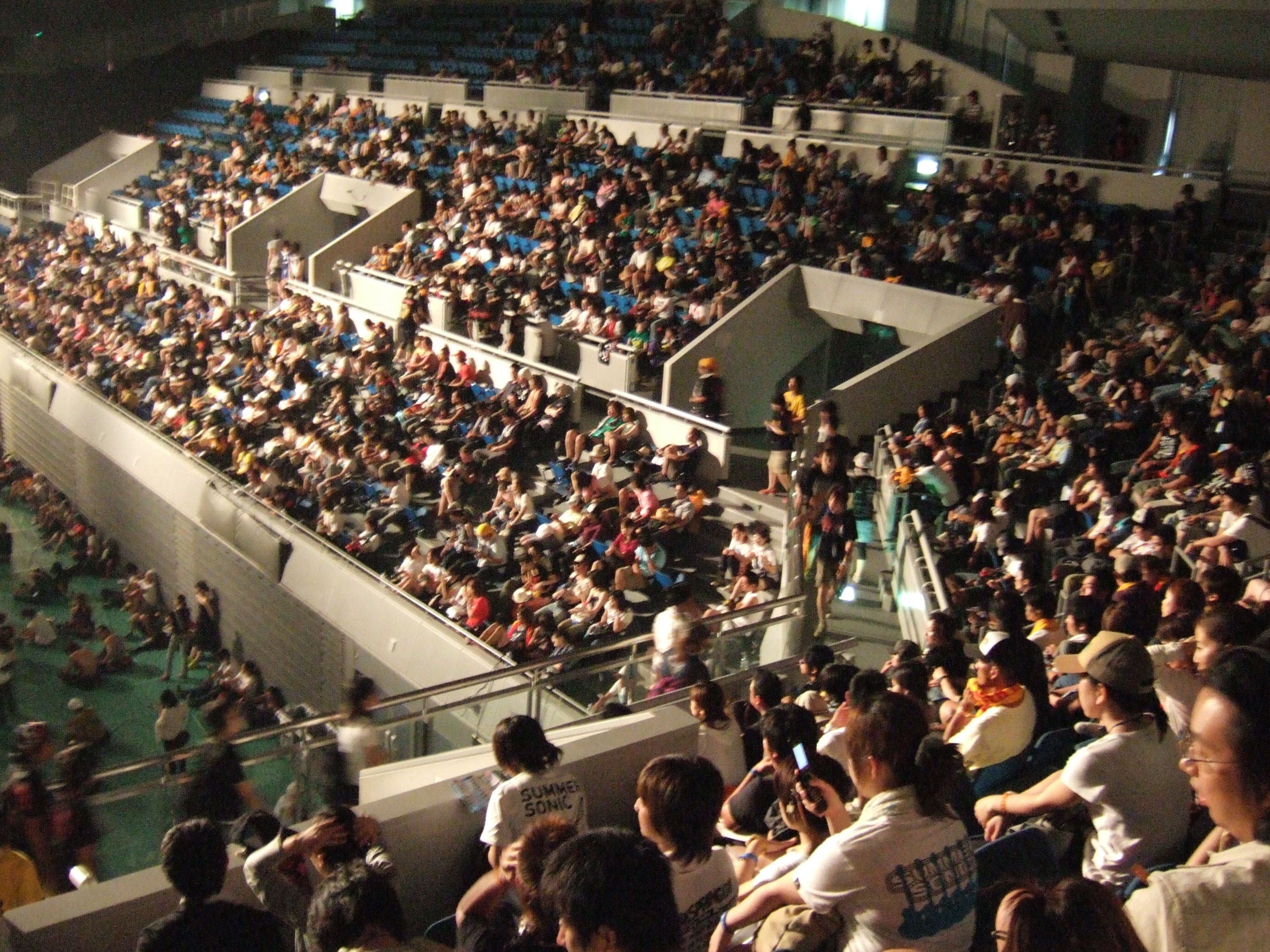 スタンド席も合わせると2千人程度収容か。