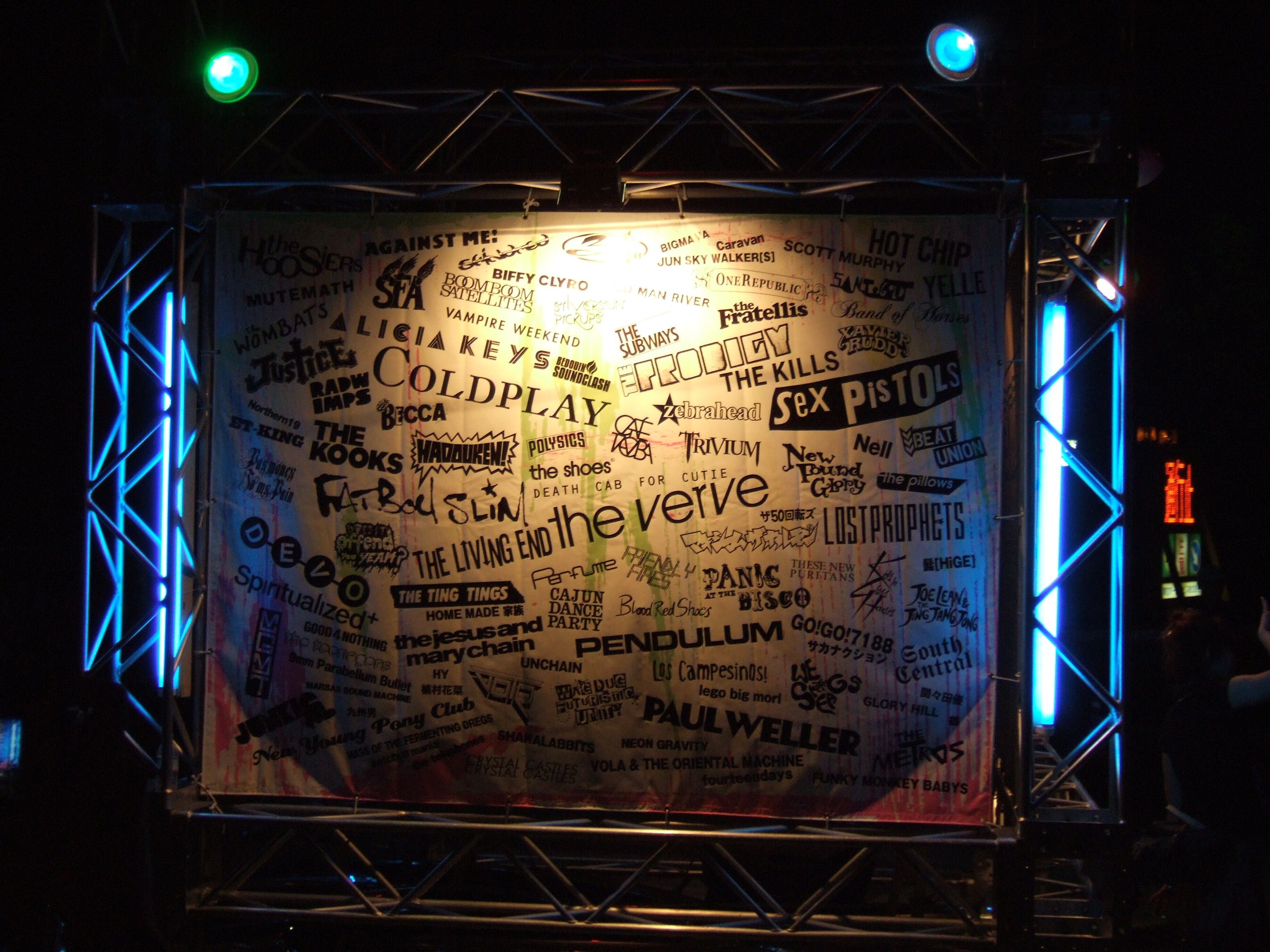 ダンスステージかソニックステージの中にあるアーティストロゴ。