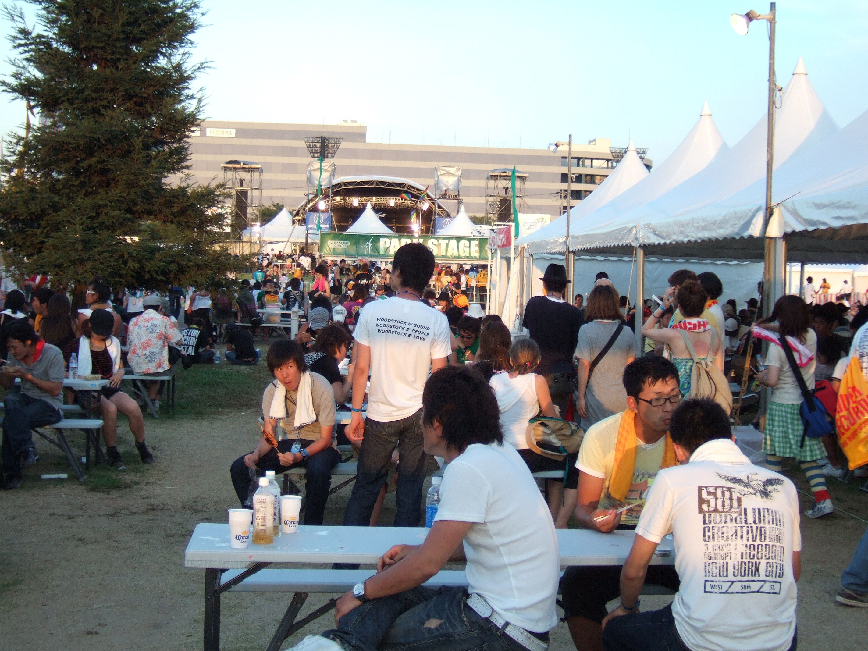 飲食店のテーブルからパークステージが見えます。