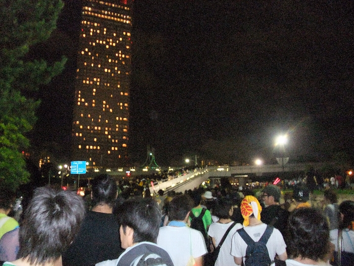 マリンステージから海浜幕張駅へ向かう人の行列。