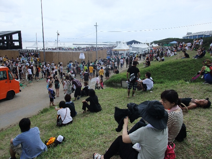 晴れていてまだ土手の上に座れる時間。